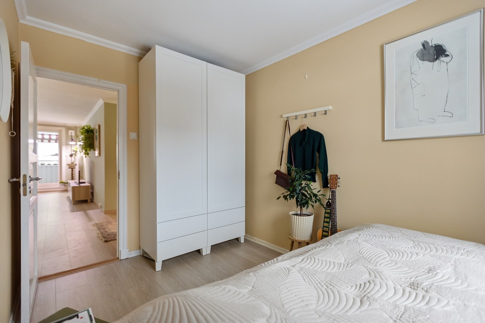 God plass til dobbeltseng, skap og annet møblemet. Rommet er fleksibelt til å kunne innrede etter eget ønske. Galleribilde