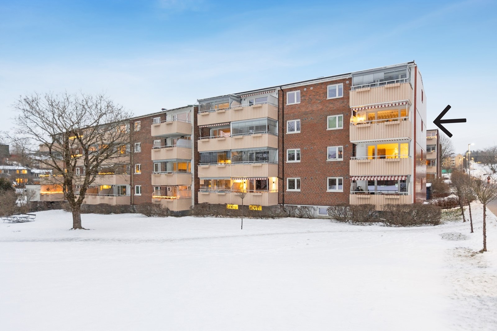 Leiligheten har en unik og veldig god beliggenhet internt i borettslaget. Den er både i enden av bygget og har hjørne plassering Galleribilde