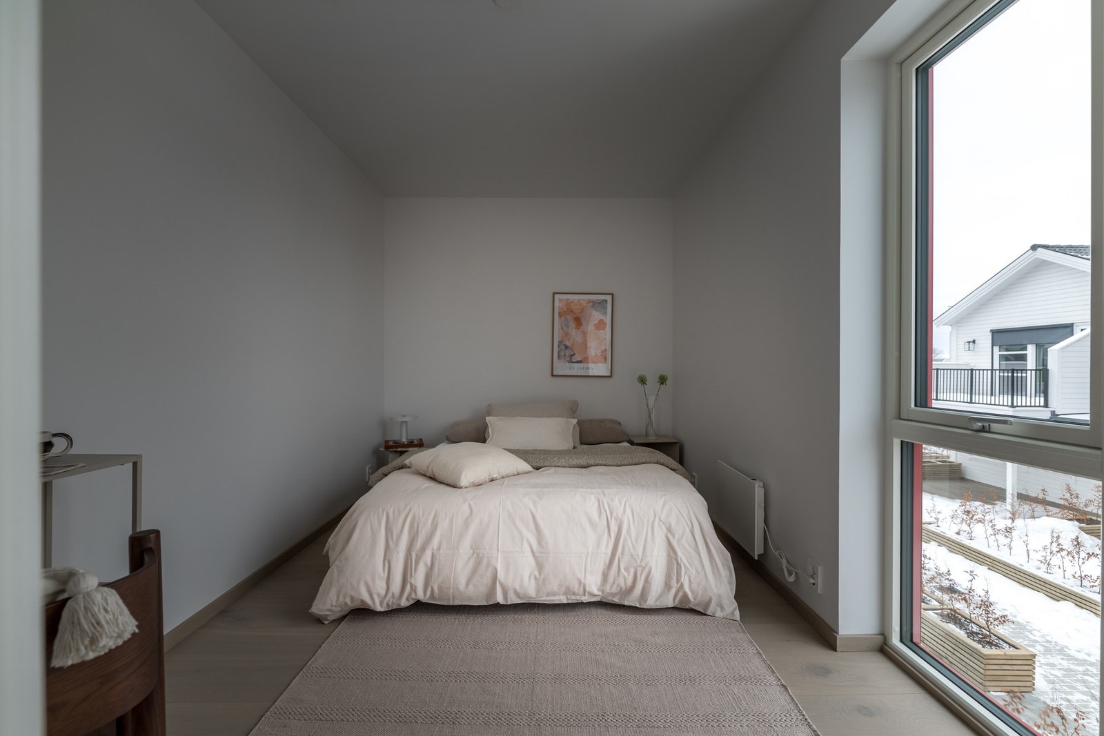 Rommene oppleves lyse og trivelige, med god plass til seng og øvrig møblement. Galleribilde