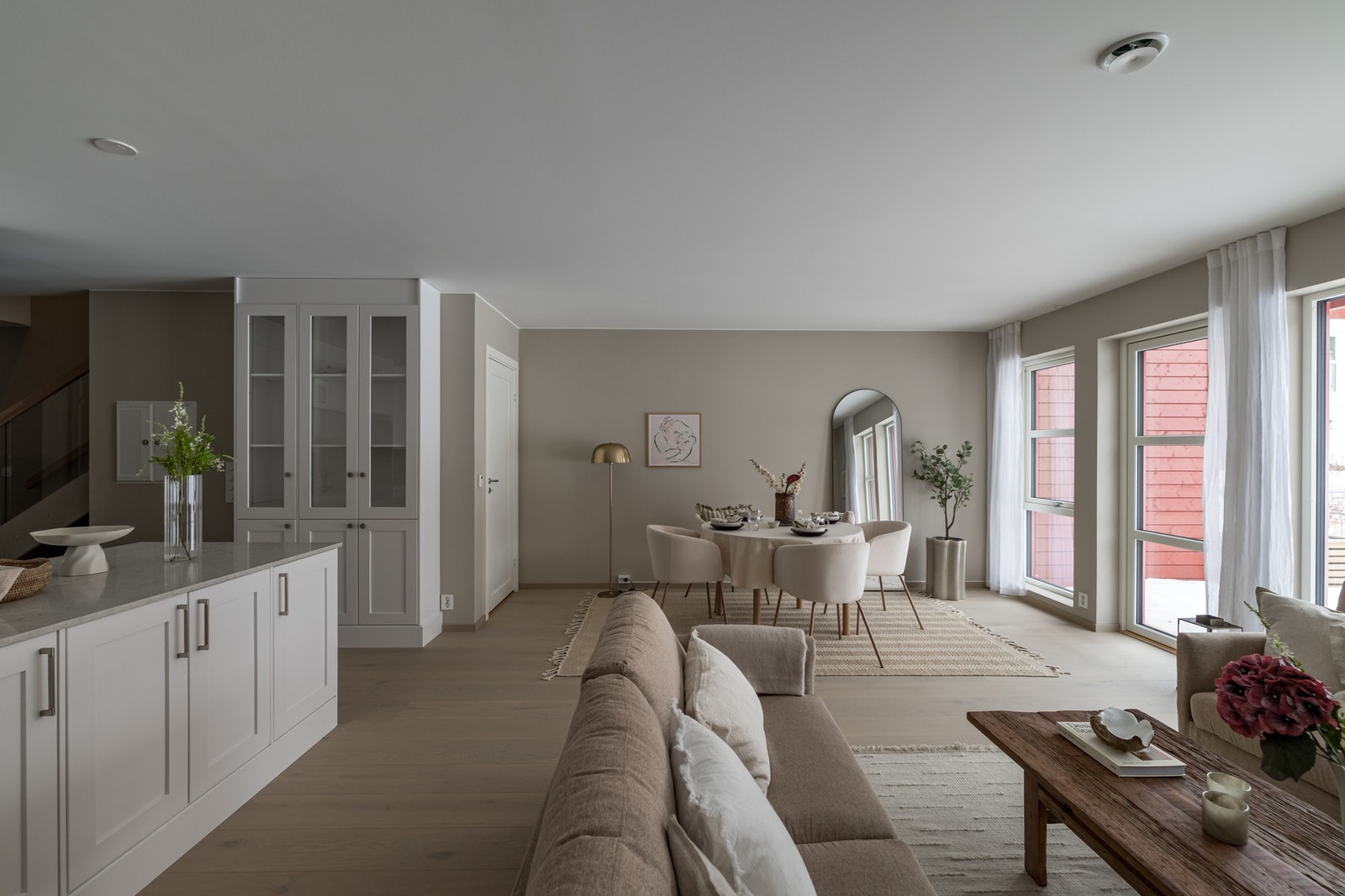 Romslig og lys stue med gode møbleringsmuligheter. Galleribilde