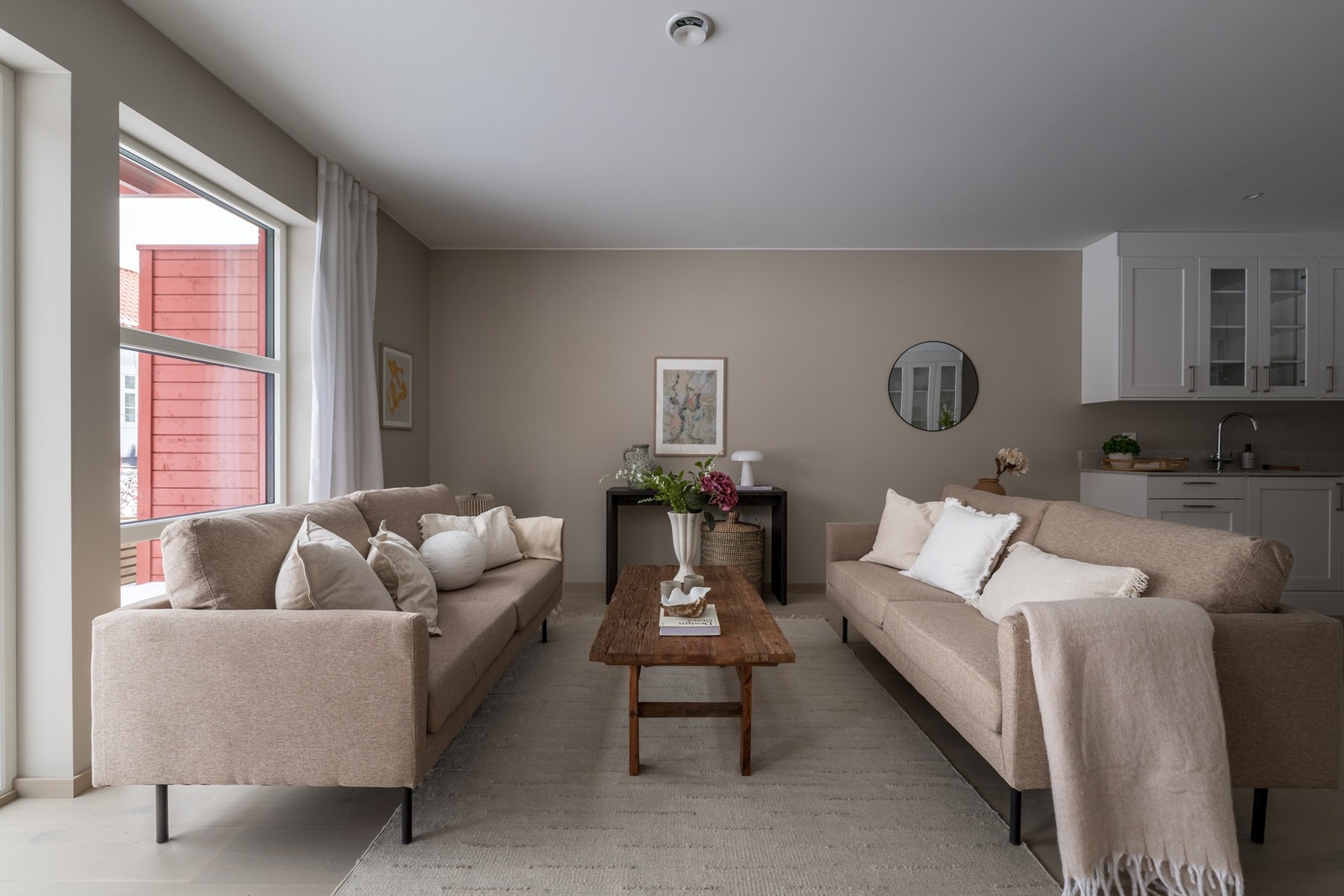 Oppgradert parkett bidrar til et moderne og lunt preg, og vannbåren varme i oppholdsrom sørger for behagelig inneklima. Galleribilde