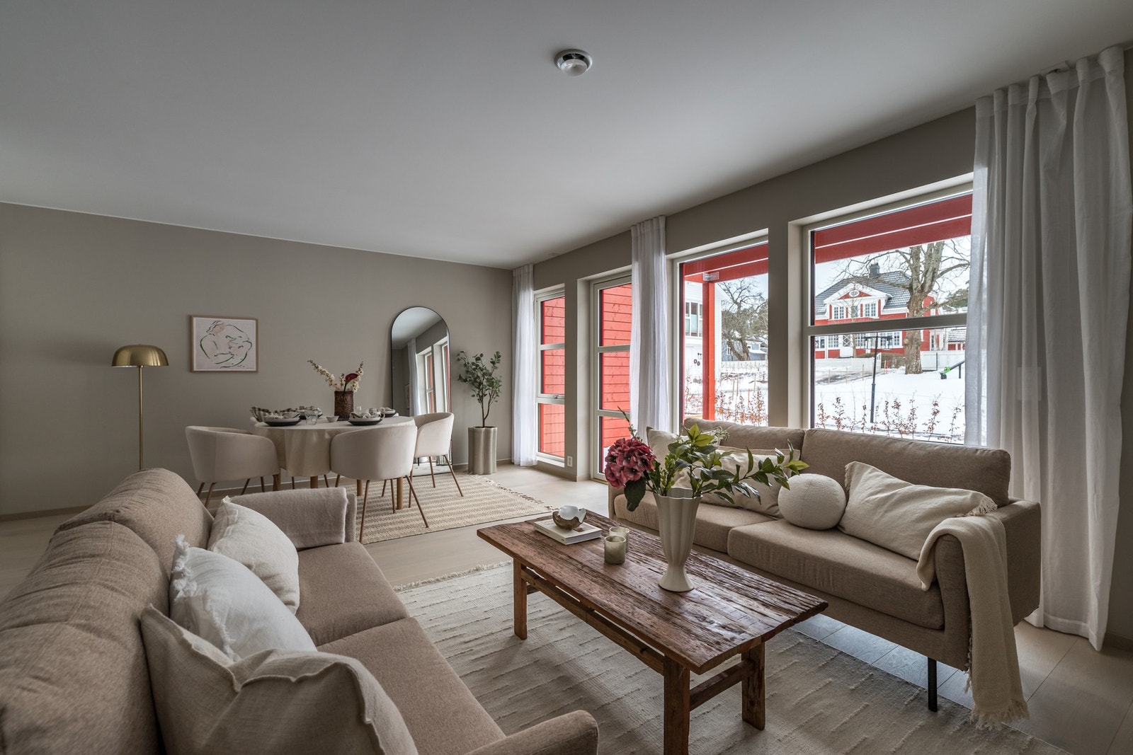 Store vindusflater gir rikelig med naturlig lys og en luftig romfølelse. Galleribilde