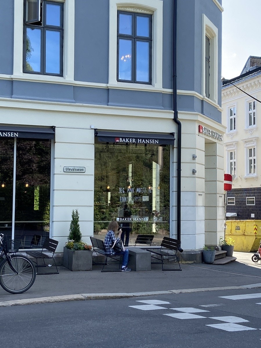 Nærmiljøet; cafe ca 30 meter fra bygget Galleribilde