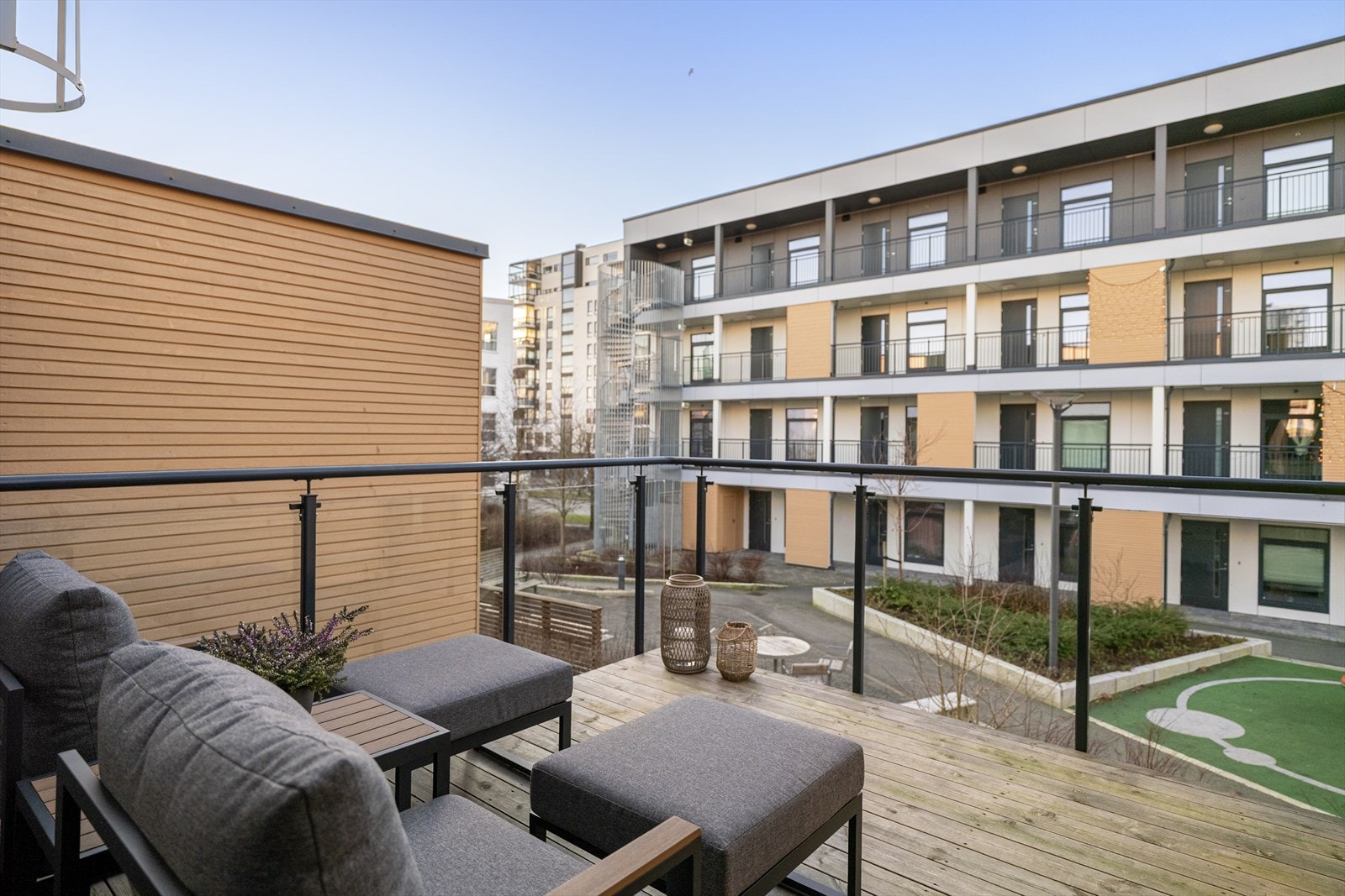 Her bor du attraktivt, urbant og barnevennlig, med nærhet til sjøen og flotte turstier langs sjølinjen. Galleribilde