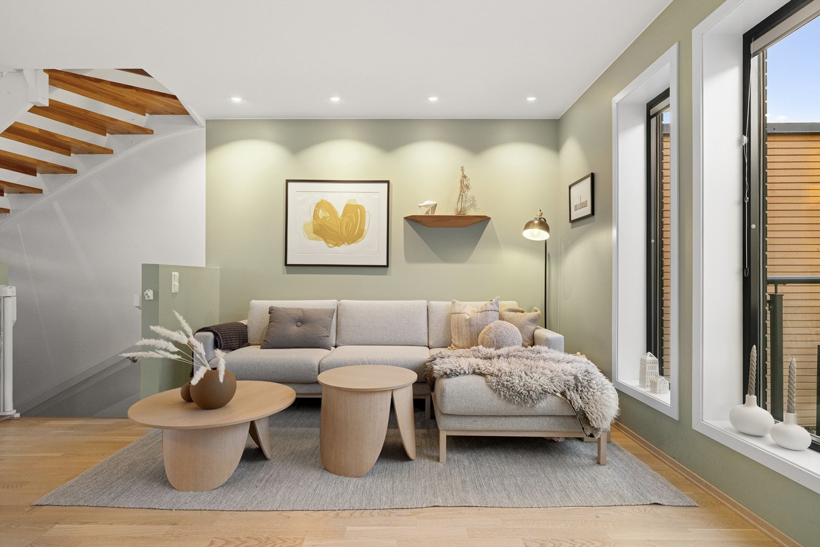 Boligen har plisségardiner i de fleste rom, og lystette rullegardiner på soverom i 3. etasje. Galleribilde