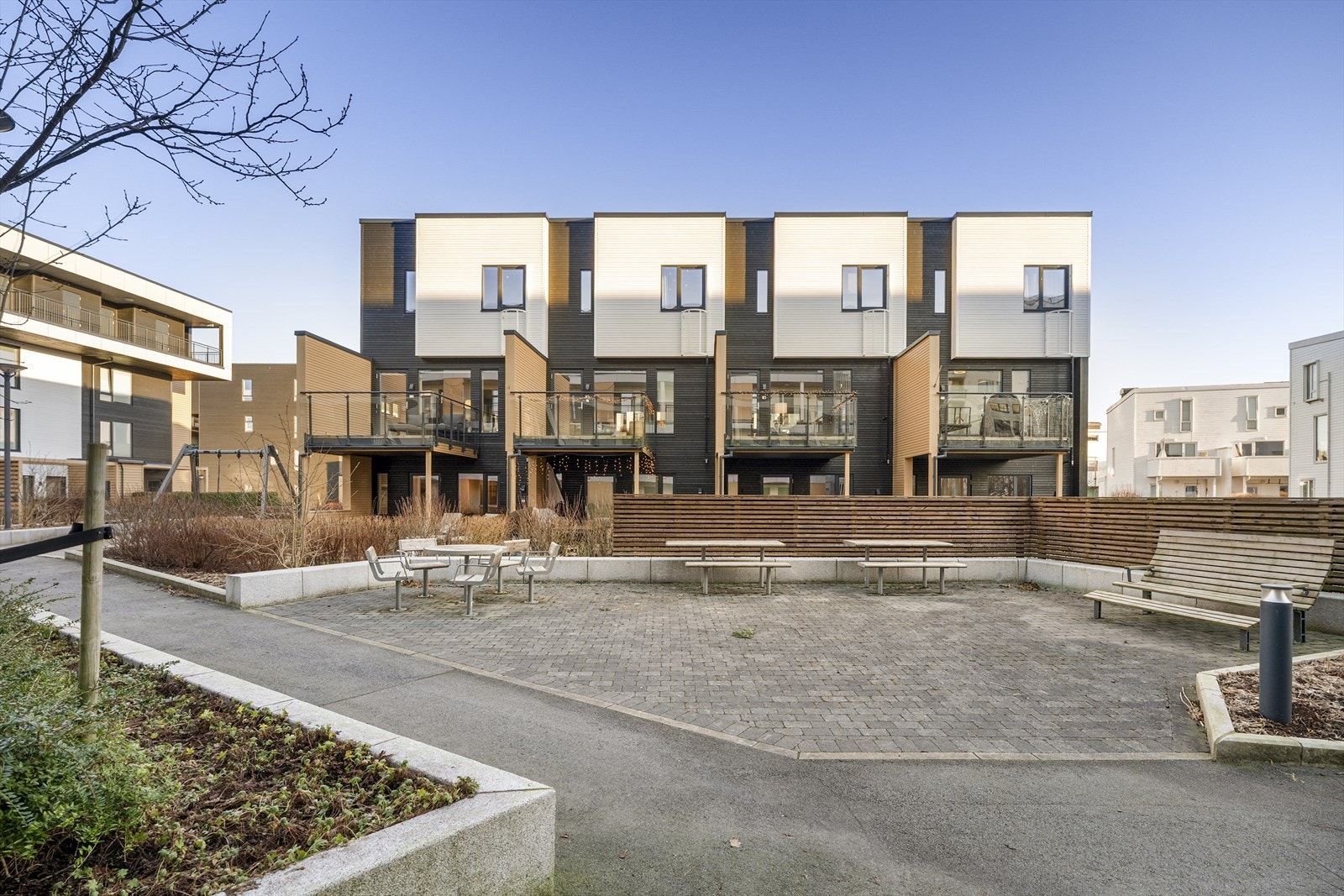 Fellesareal er pent opparbeidet med interne asfalterte gangveier, lekeplasser, grøntareal og bed med ulik beplanting. Galleribilde