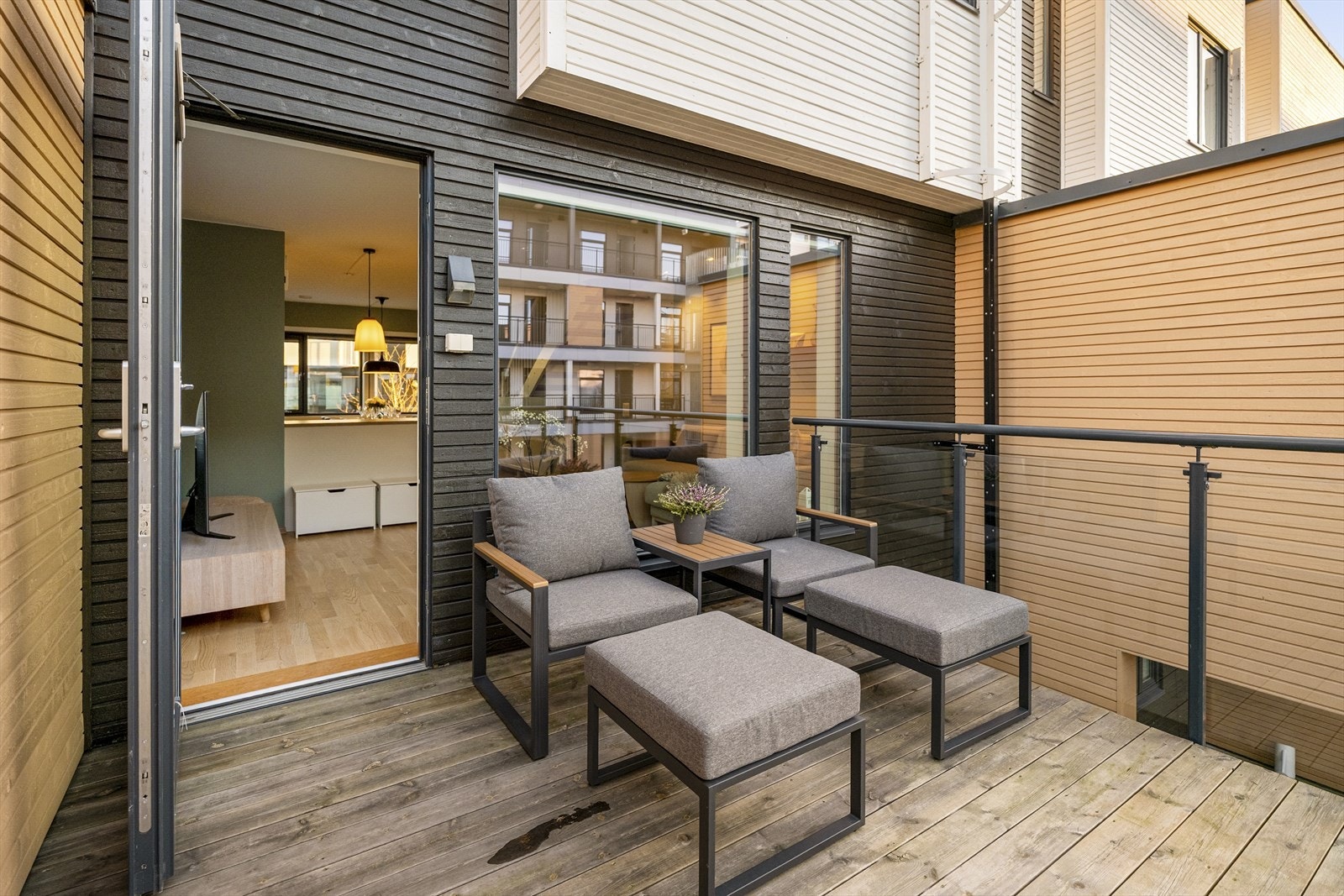 Uteplassen på denne siden er vendt mot sørvest, og har midtsommers sol fra ca. 11 til 19:30. Galleribilde