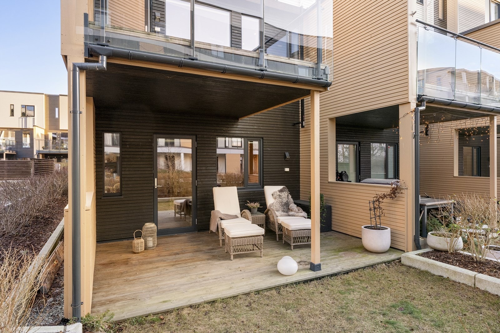 Den sørvestvendte hagen gir ekstra boltreplass for både store og små. Her er det plass til både barnelek, samt små vekstprosjekter for de med grønne fingre. Galleribilde