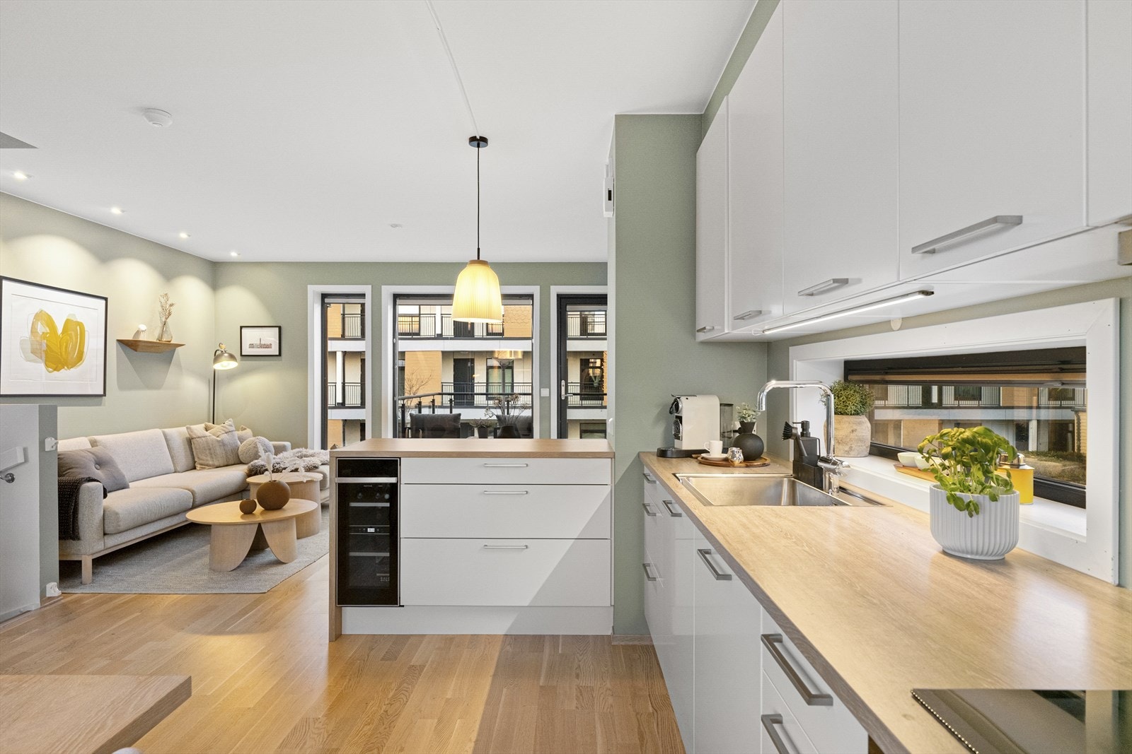 Her har man alt man trenger av integrerte hvitevarer som kjøl/fryseskap, oppvaskmaskin, platetopp, vinskap og stekeovn. Galleribilde