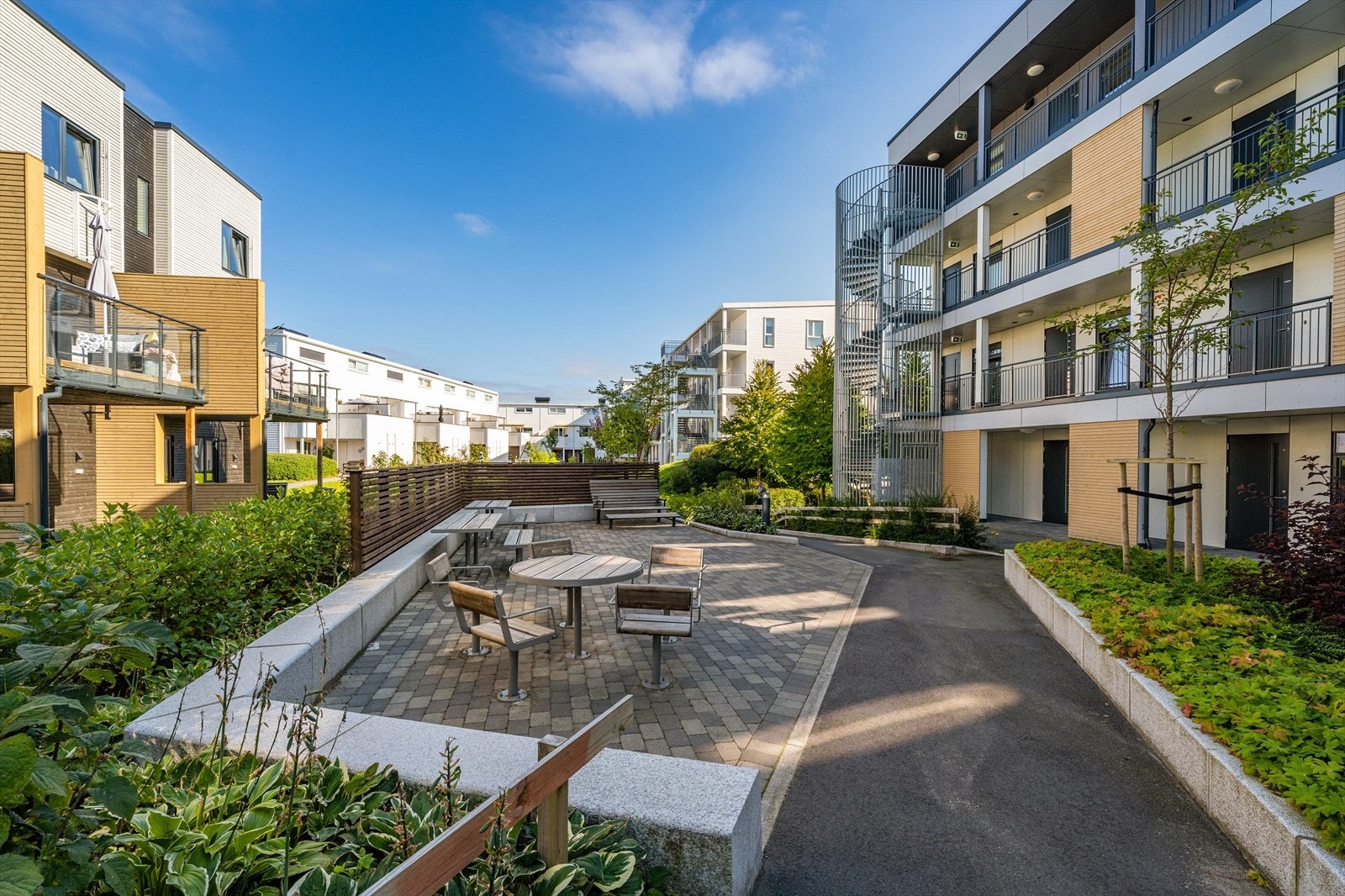 Sameiet består av 61 boligseksjoner fordelt over flere blokker og rekker i nabolaget. Galleribilde