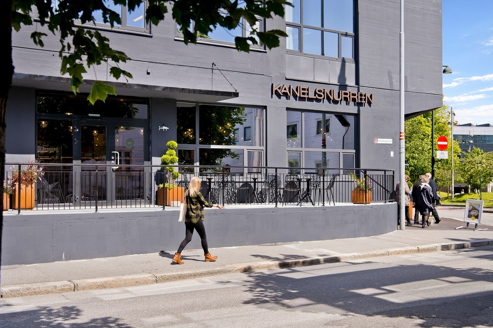 Stavanger Øst har et rikt mattilbud, hvor det blant annet kan nevnes Ostehuset Øst, Kanelsnurren, ølbaren ØST og Fortou. Galleribilde