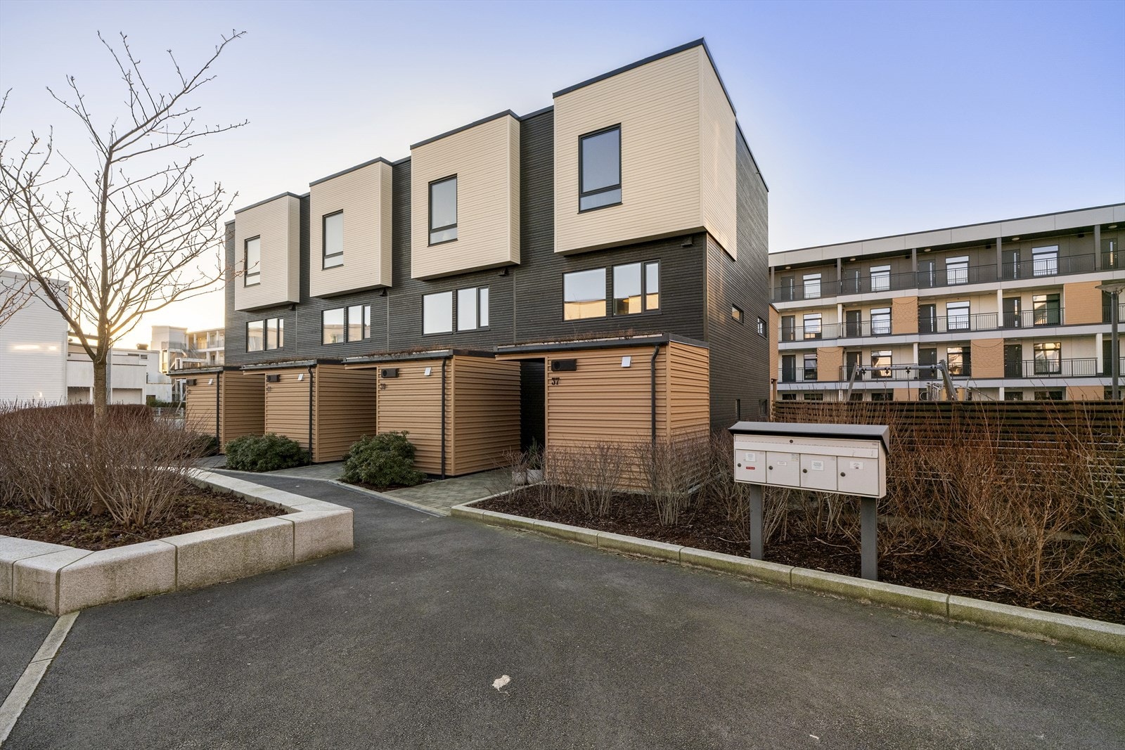 Boligen har tilhørende fast parkeringsplass i garasjeanlegg, med ferdig installert elbillader. Galleribilde