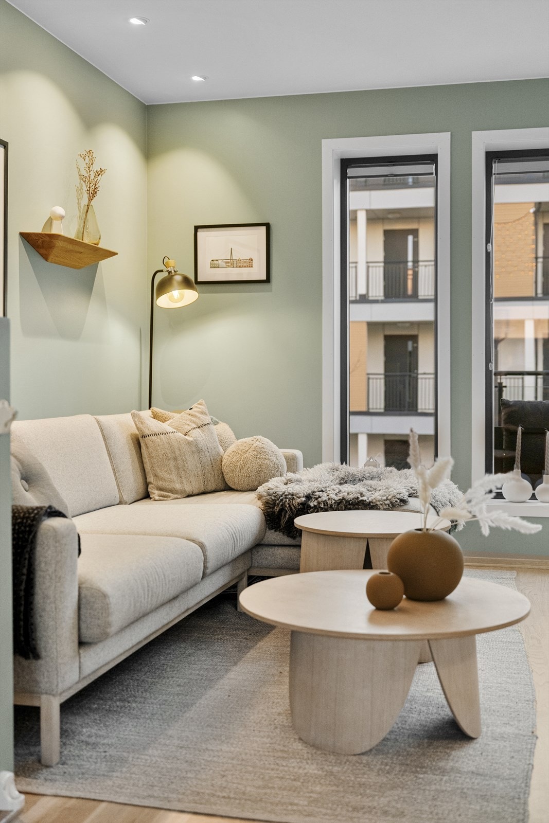 Stuen har store vindusflater som sørger for et fint lys inn i rommet. Galleribilde