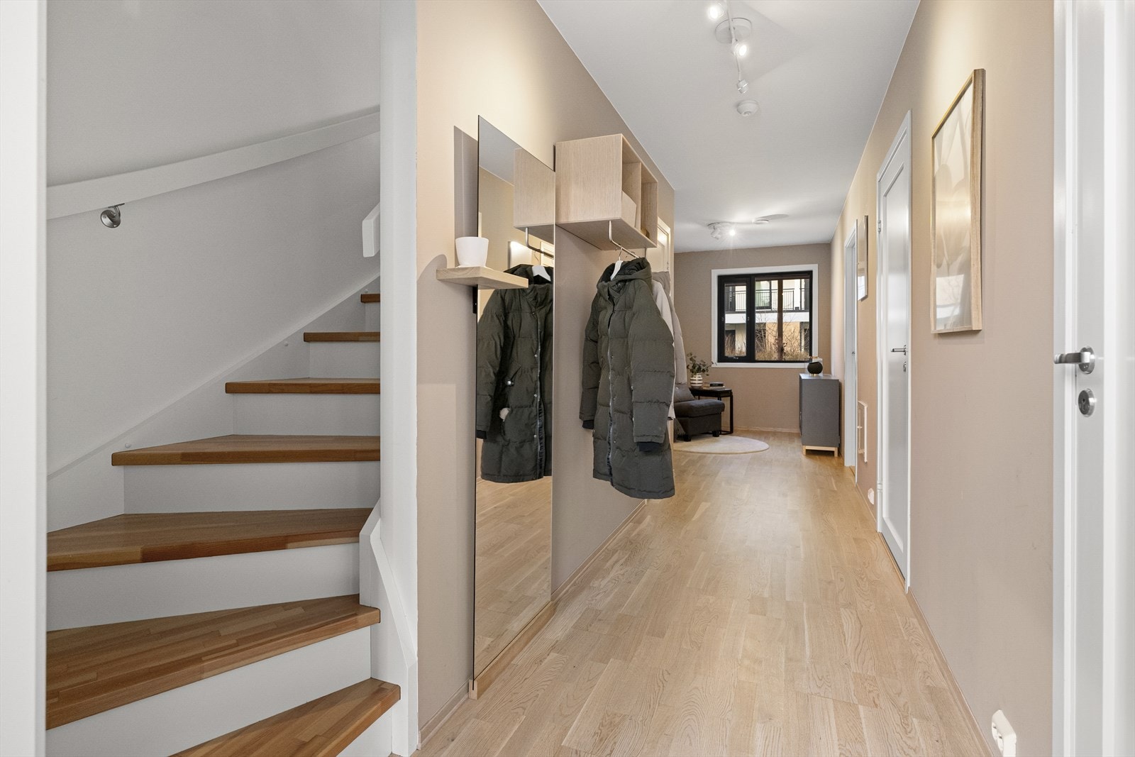 Det første som møter deg er et innbydende inngangsparti med vannbåren gulvvarme. Praktisk garderobe/bod rett inn til høyre. Galleribilde