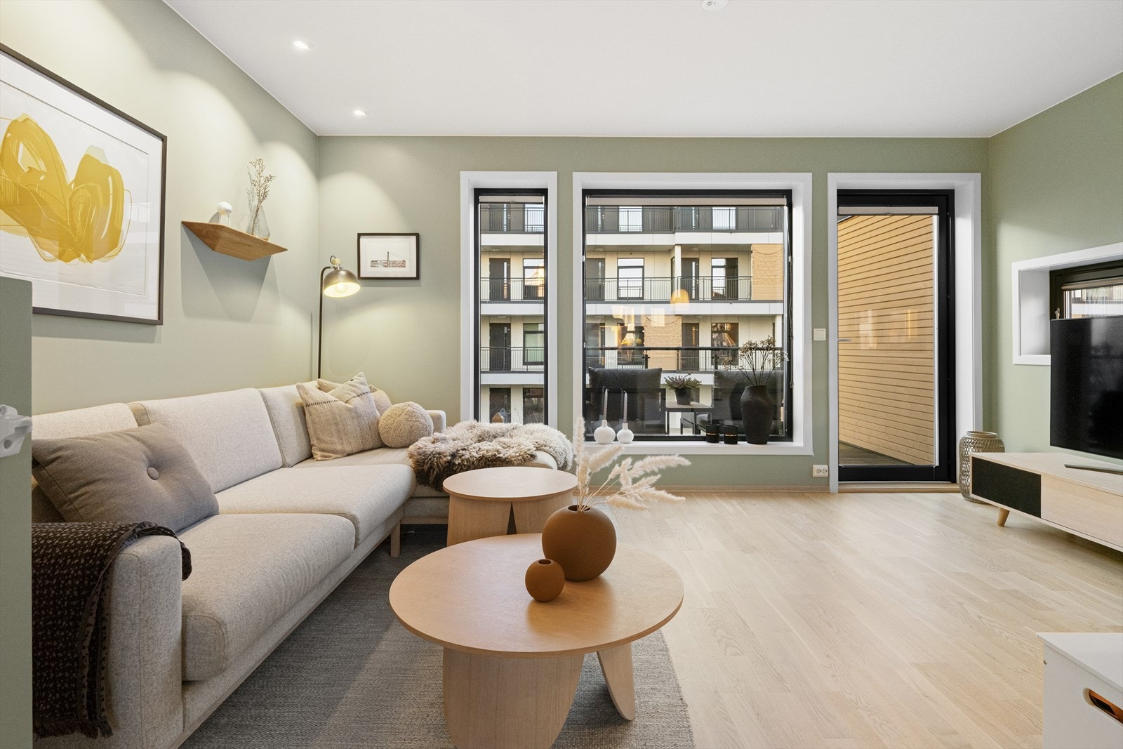 Innvendig holder boligen god standard fra byggeår med stilrene farge- og materialvalg. Galleribilde