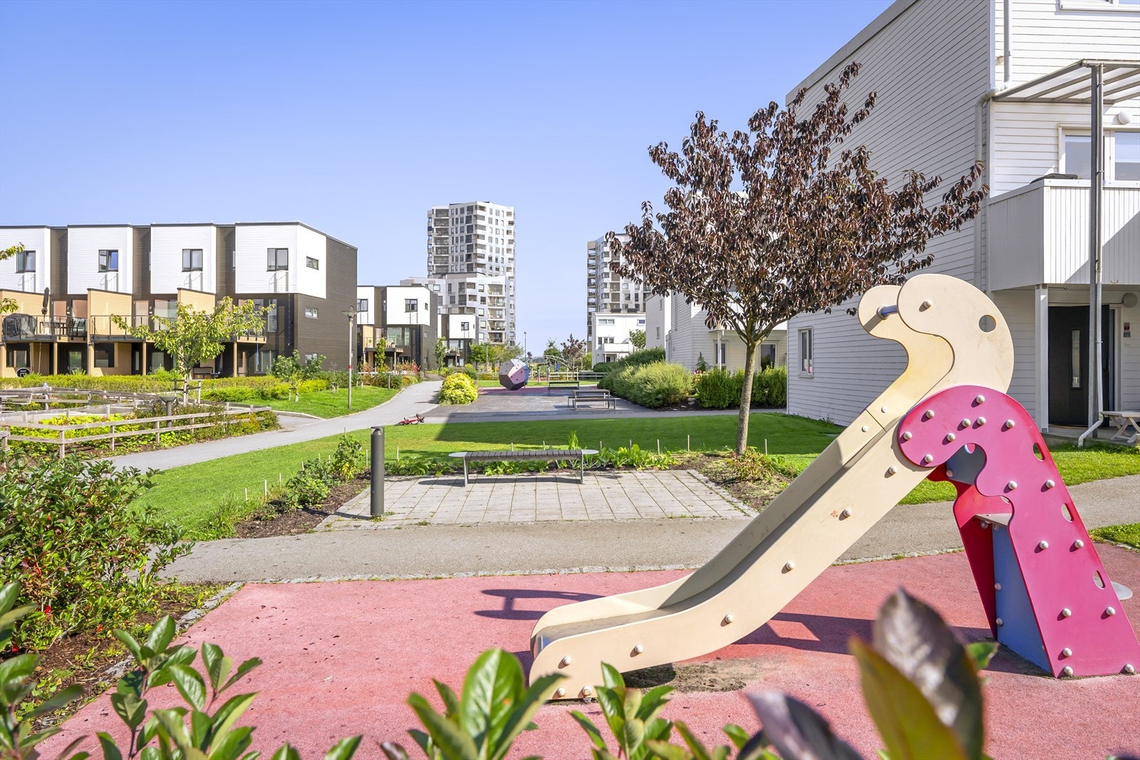 På Lervigbrygga er hverdagen enkel. Lekekamerater i alle aldre. Bilfritt. Umiddelbar nærhet til Læringsverkstedet barnehage, og kort gangavstand til nye Lervig skole. Galleribilde