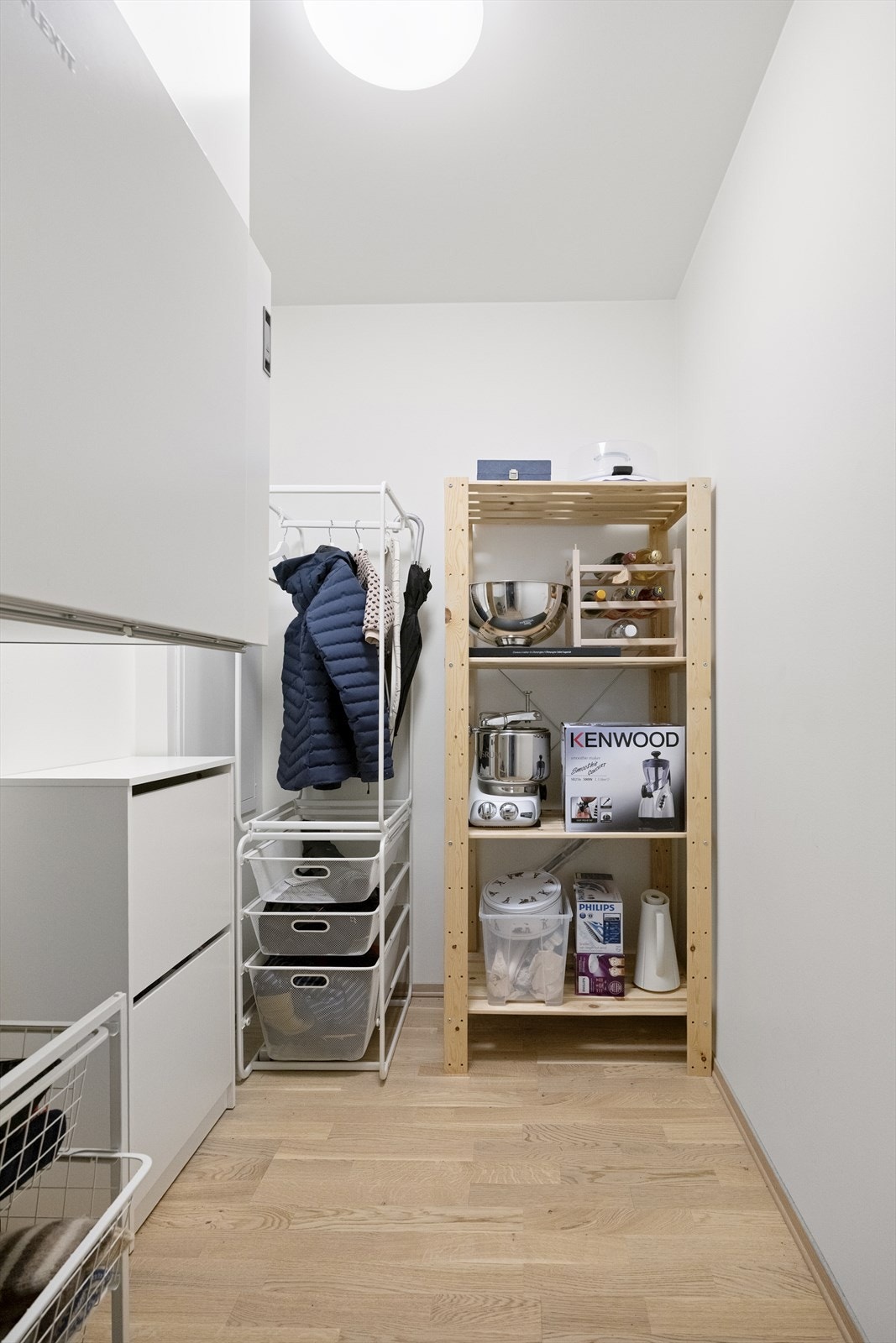 Boligen har godt med lagringsplass i flere boder, både innvendig og utvendige. Galleribilde