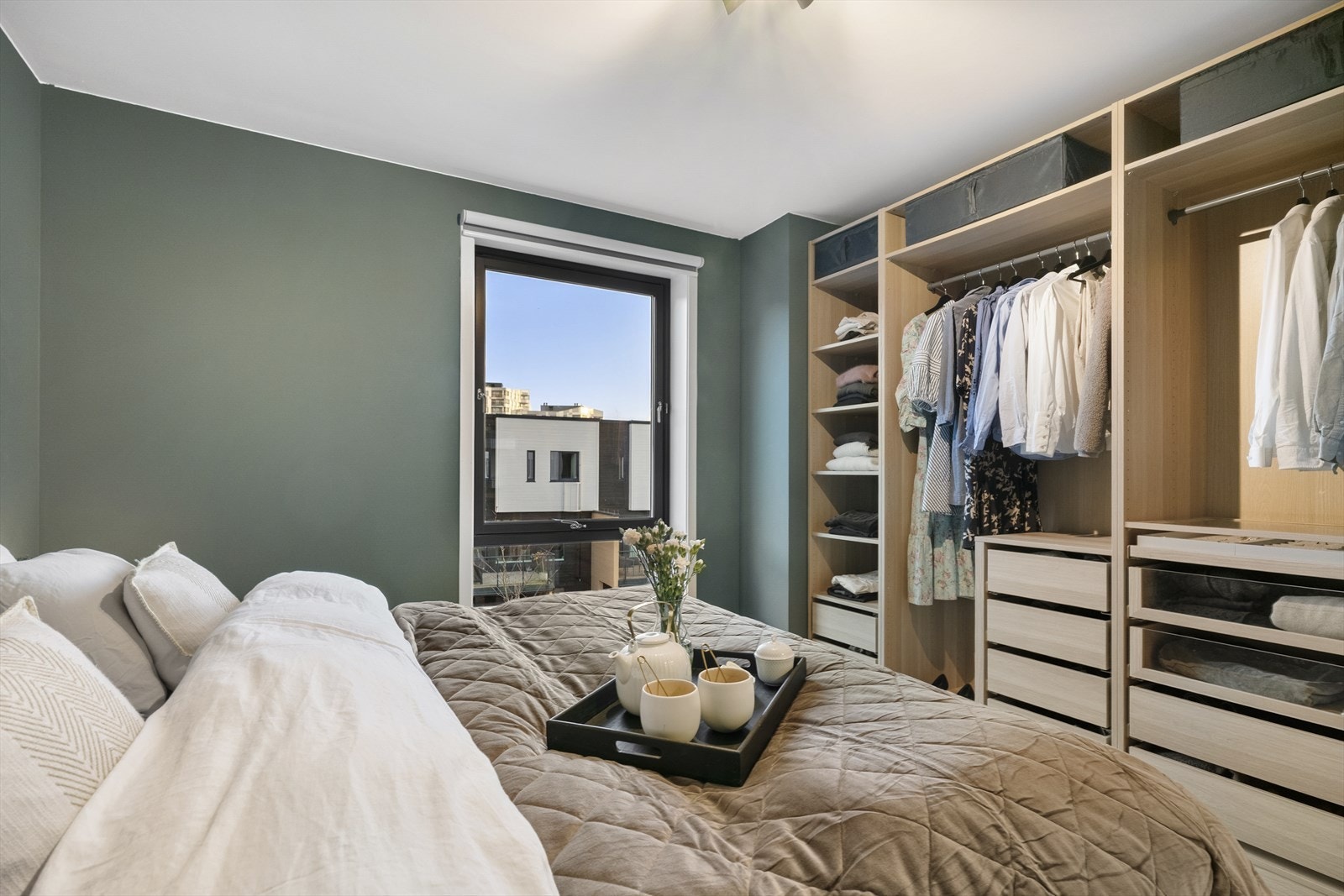 Soverommet har god størrelse med plass til seng, nattbord og PAX garderobeskap. Alle garderobeskap i huset medfølger. Galleribilde