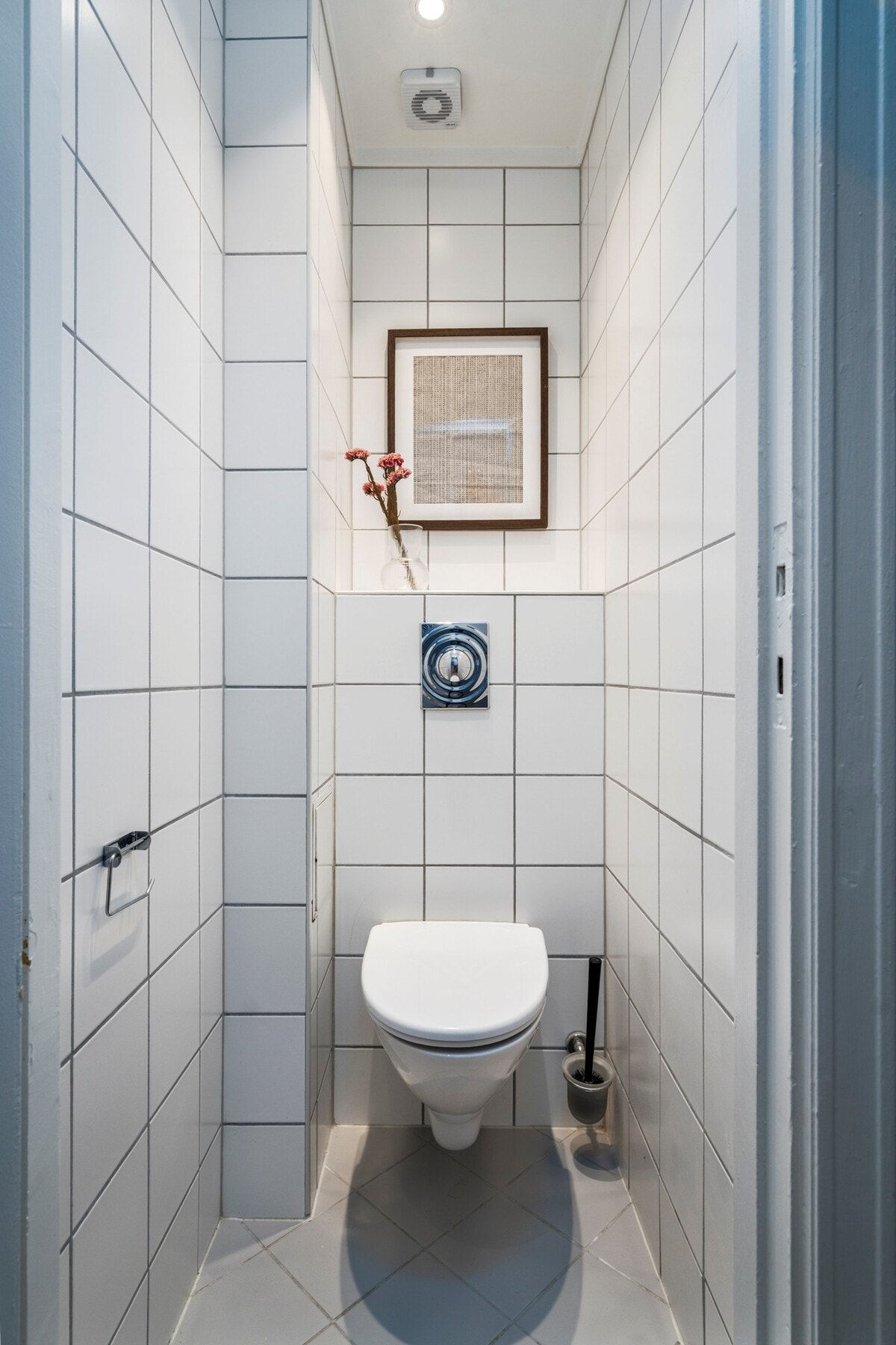 Separat toalettrom med vegghengt toalett og elektrisk styrt vifte til ventilasjon. Galleribilde