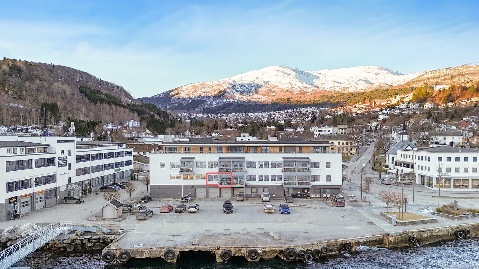 Boligen er beliggende i andreetasje, og har innglasset balkong, samt egen parkeringsplass Galleribilde