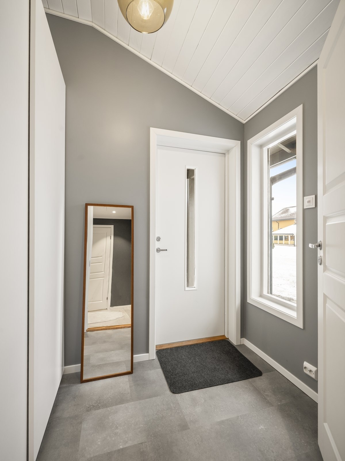 Entre med garderobe - leder inn til soverom og bad Galleribilde