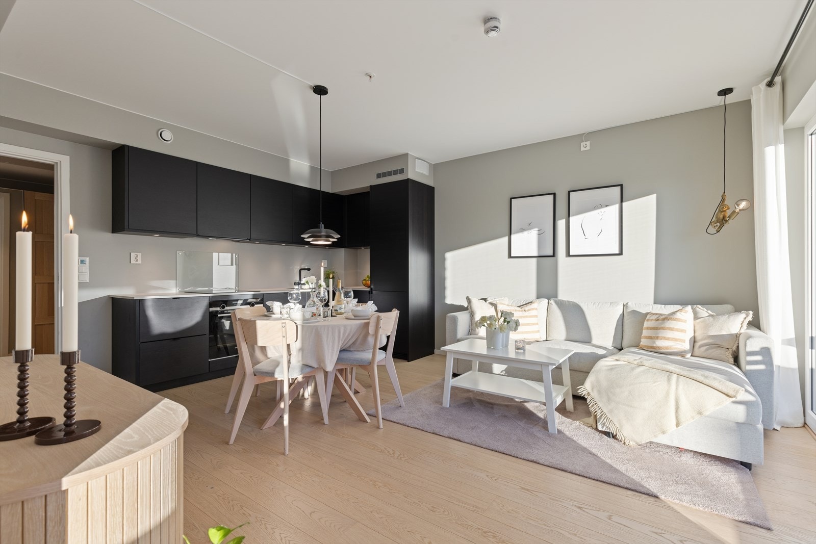 Store vindusflater gir rikelig med lys og en sømløs overgang til den private terrassen. Galleribilde