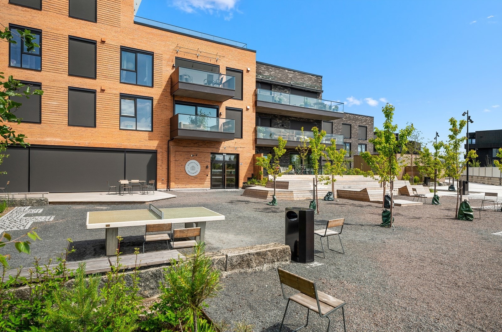 Hyggelige fellesområder med sittegrupper og bordtennisbord for beboerne. Galleribilde