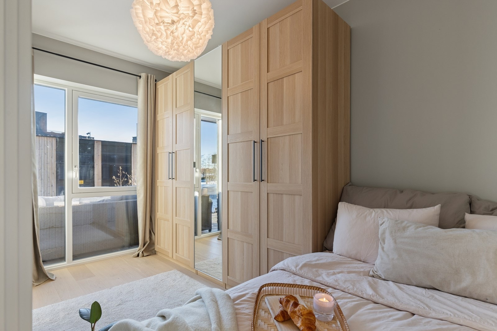 Romslig garderobeskap med speilfronter gir rikelig med oppbevaringsplass. Galleribilde