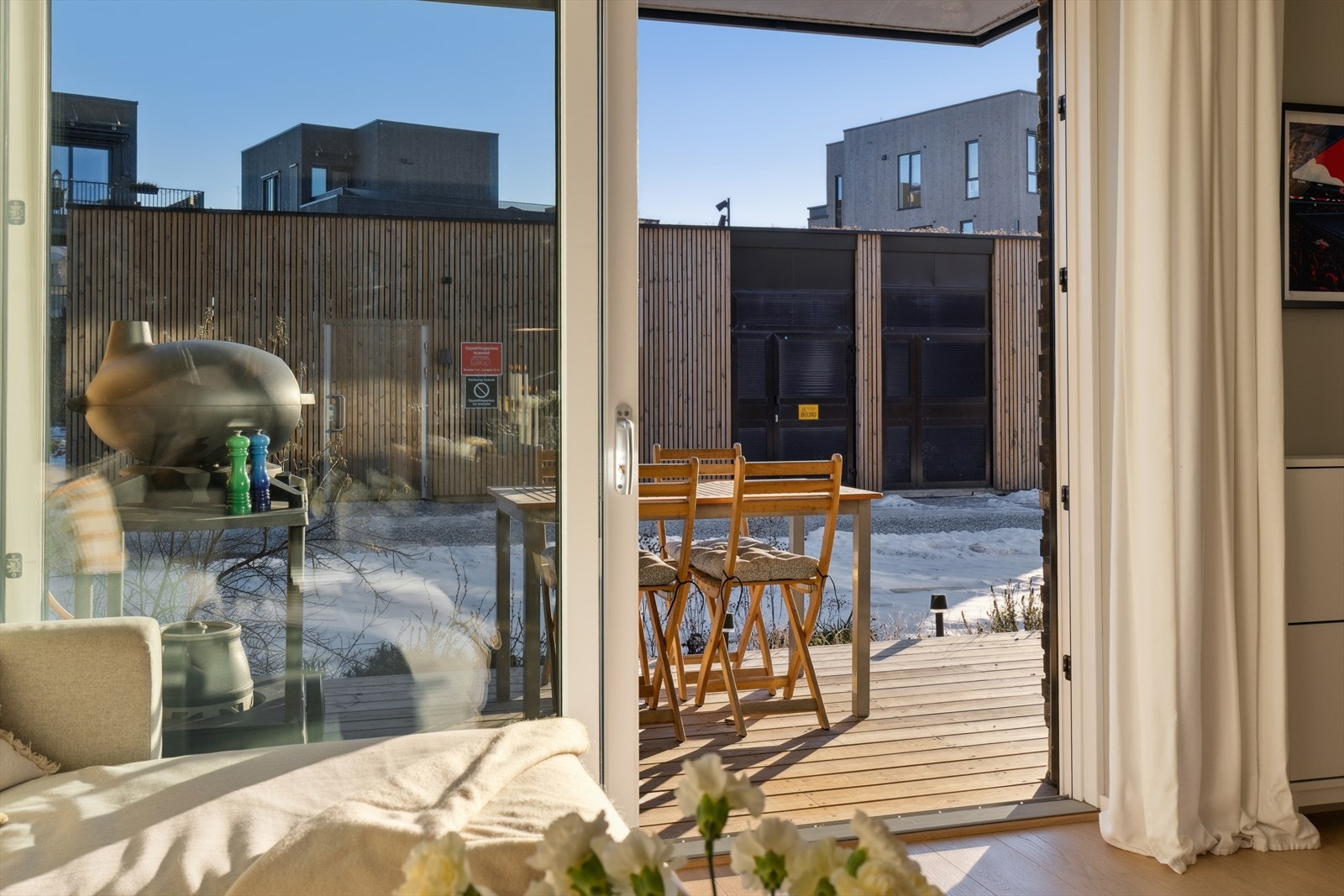 Skyvedøren i glass åpner opp til leilighetens private uteplass. Galleribilde
