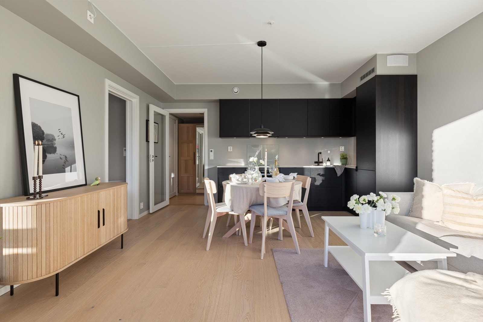 Her er det god plass til sosiale sammenkomster rundt spisebordet. Galleribilde