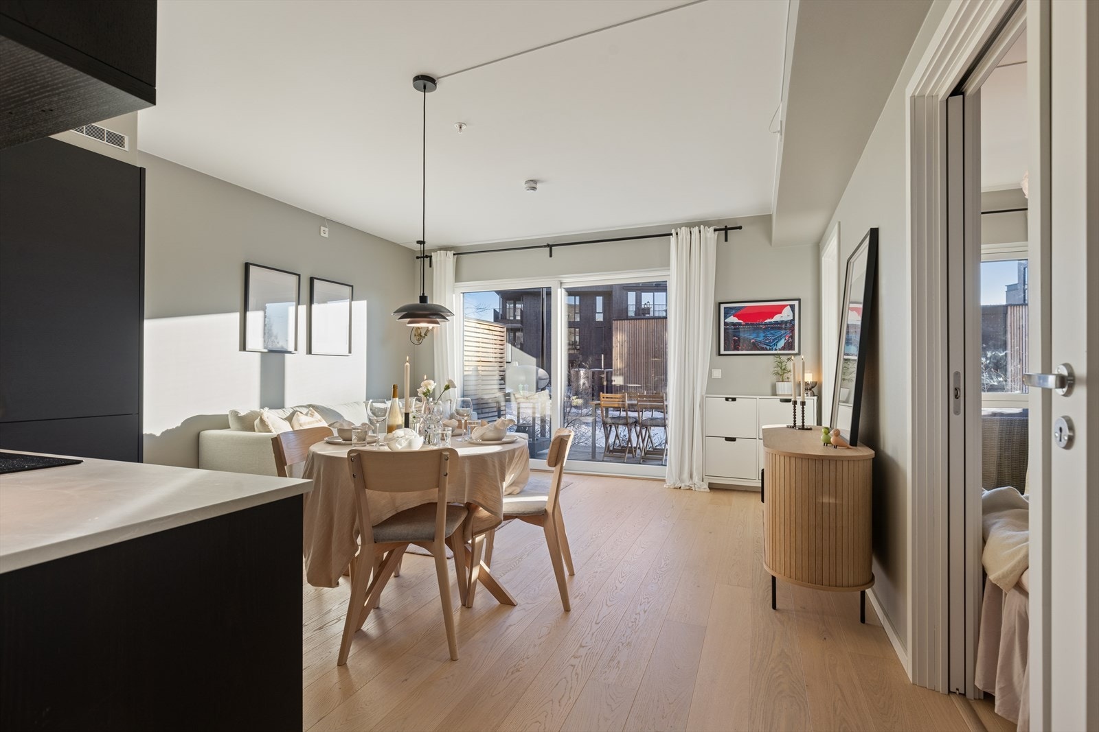 Gjennomgående en-stavs parkett på gulvet gir et helhetlig og moderne preg. Galleribilde