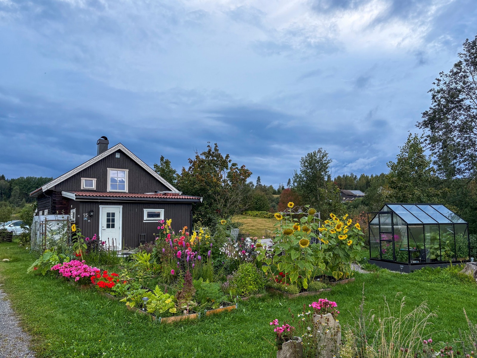 På sommerstid er hagen full av farger og liv Galleribilde