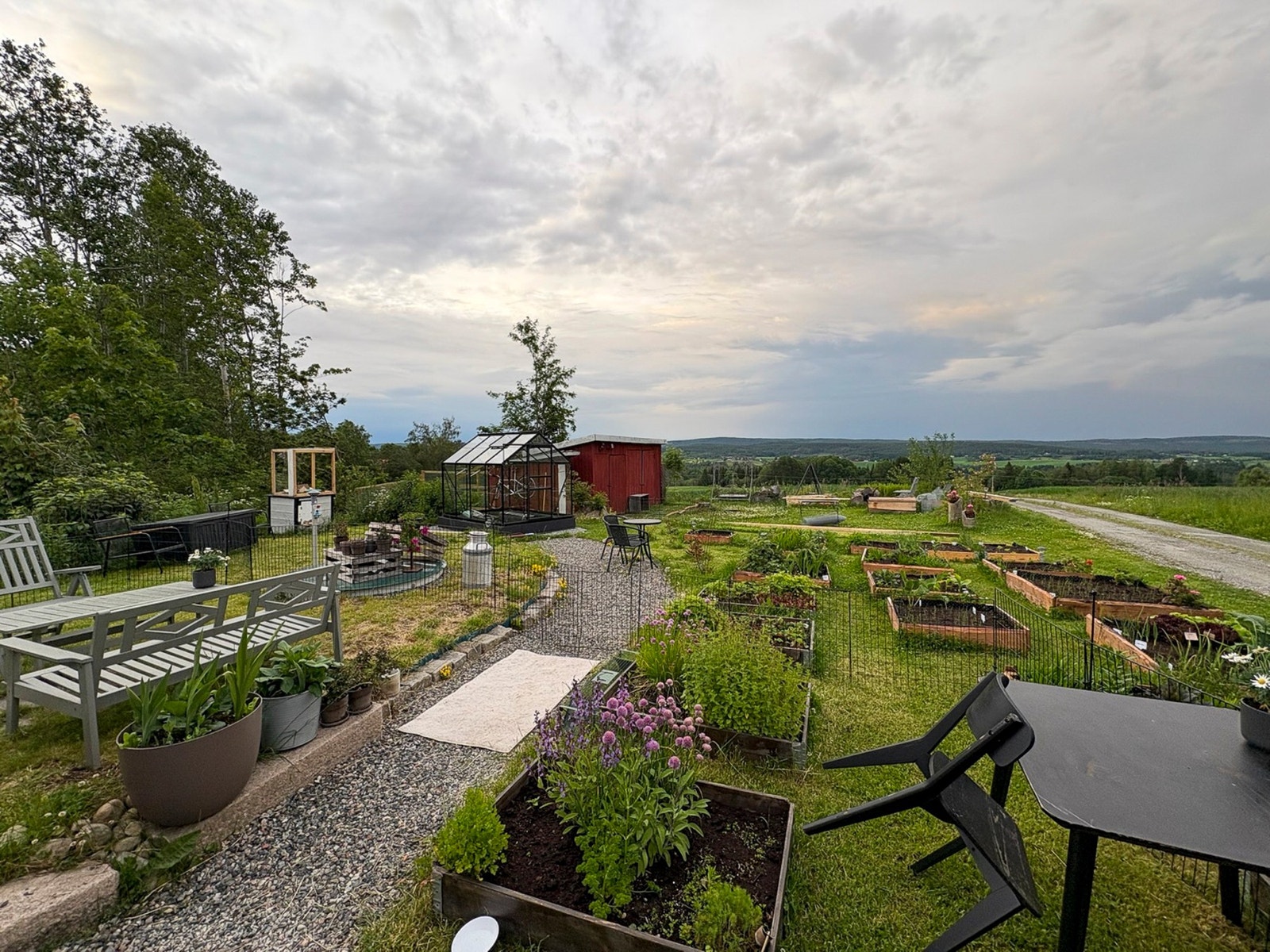 Godt med plass i hagen til møbler Galleribilde