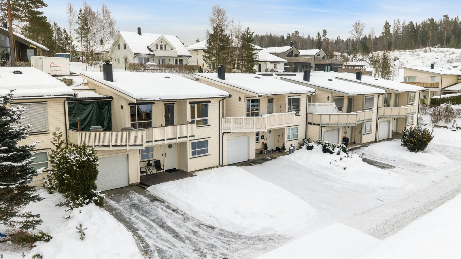 Overbygd terrassedel oppe på ca. 10 kvm med herlig kveldssol. Terrassen er skjermet for innsyn og gir en lun og koselig atmosfære, perfekt for avslappende stunder. Her er det god plass til hagegruppe. Galleribilde