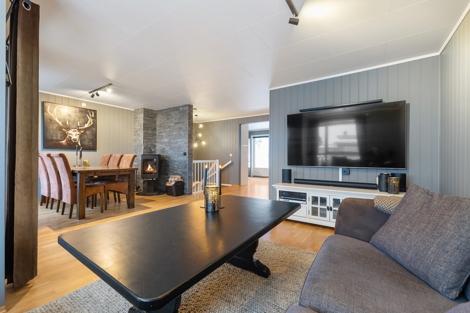 I stuen er det god plass til sofamøblement med TV-bord. Galleribilde