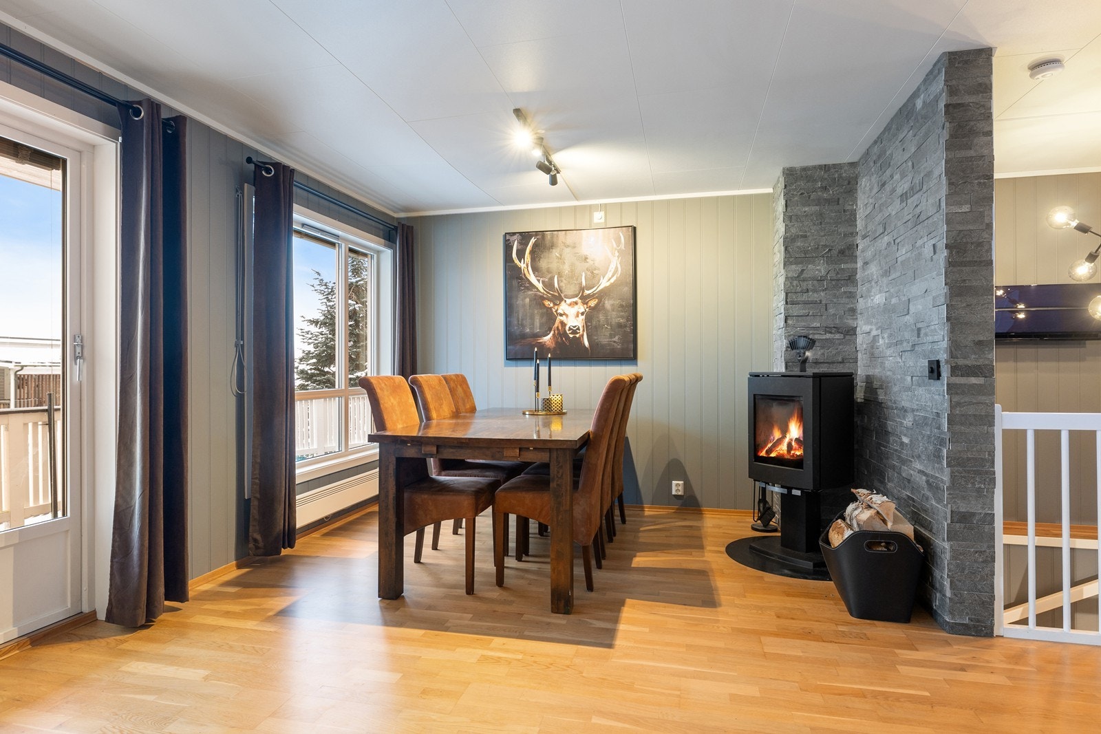 Her er det god plass til spisebord med tilhørende stoler. Galleribilde