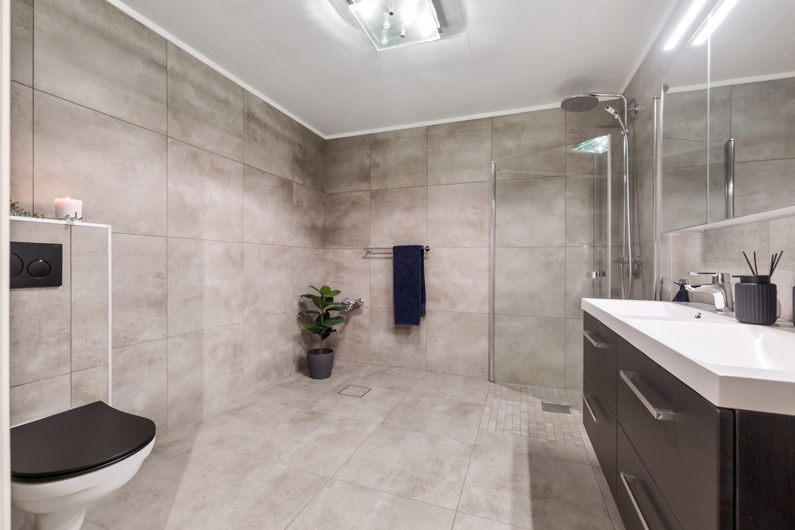 Delikat flislagt baderom med gulvvarme. Badet ble renovert i 2019 og holder en god standard. Galleribilde