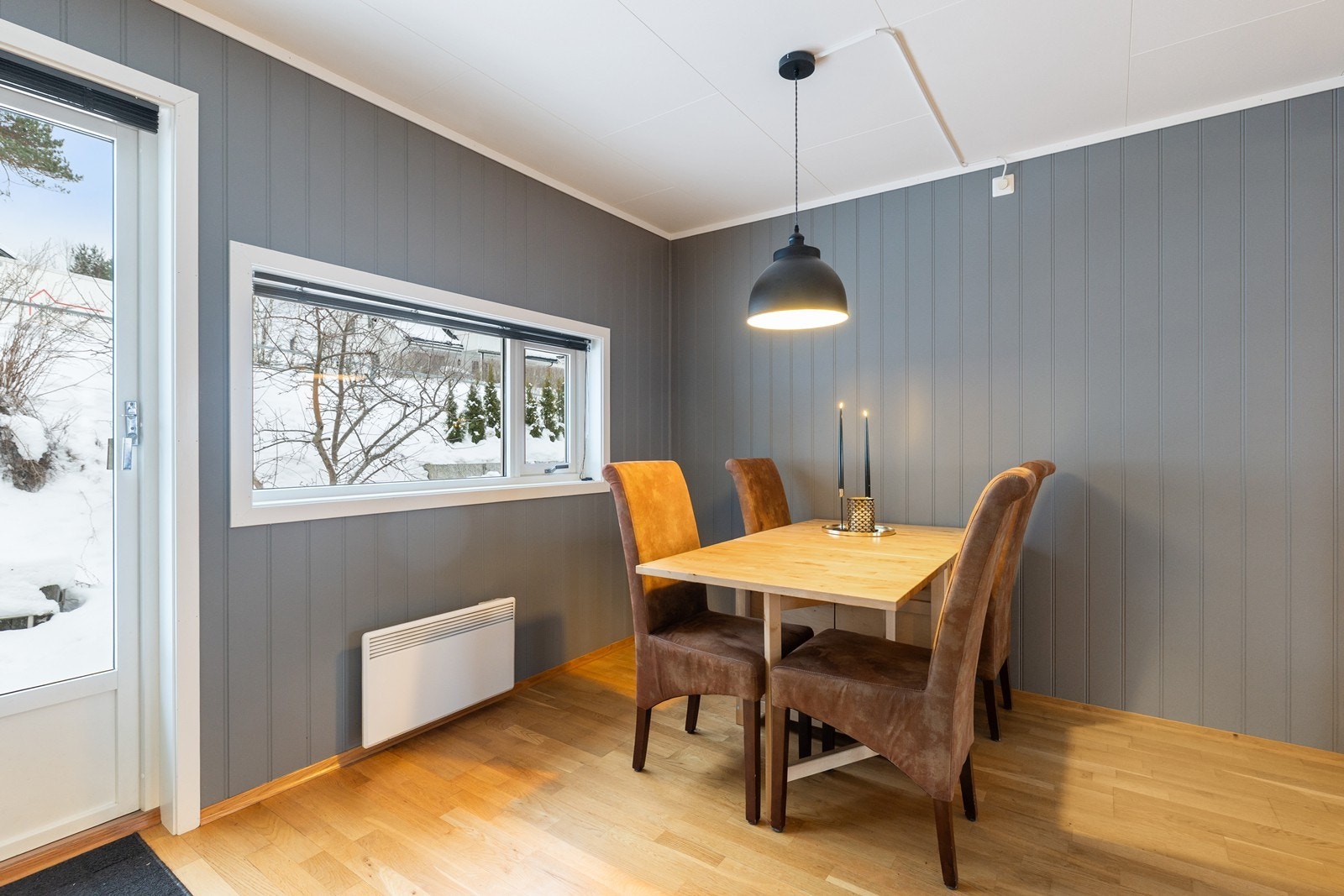 Det er plass til spisebord i kjøkkenet. Galleribilde