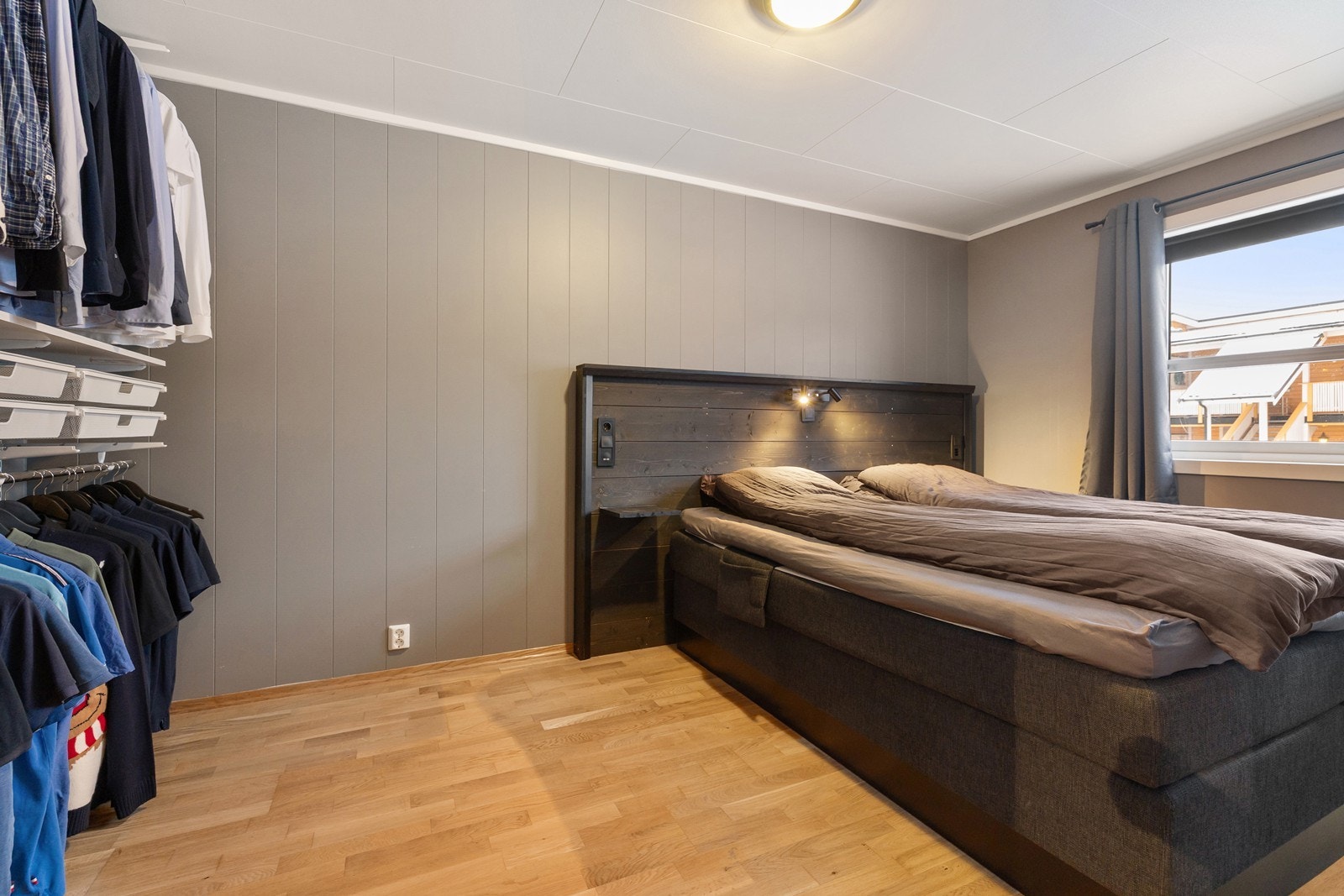 Romslig hovedsoverom, som ligger i boligens 1. etasje. Galleribilde