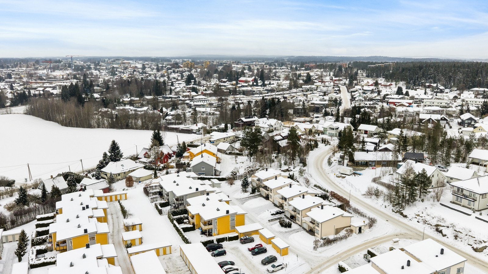 På Jessheim finner du alt av servicetilbud - skoler i alle trinn, barnehager, kjøpesenter, dagligvarebutikker, kollektivtransport, fritidstilbud, m.m. Galleribilde