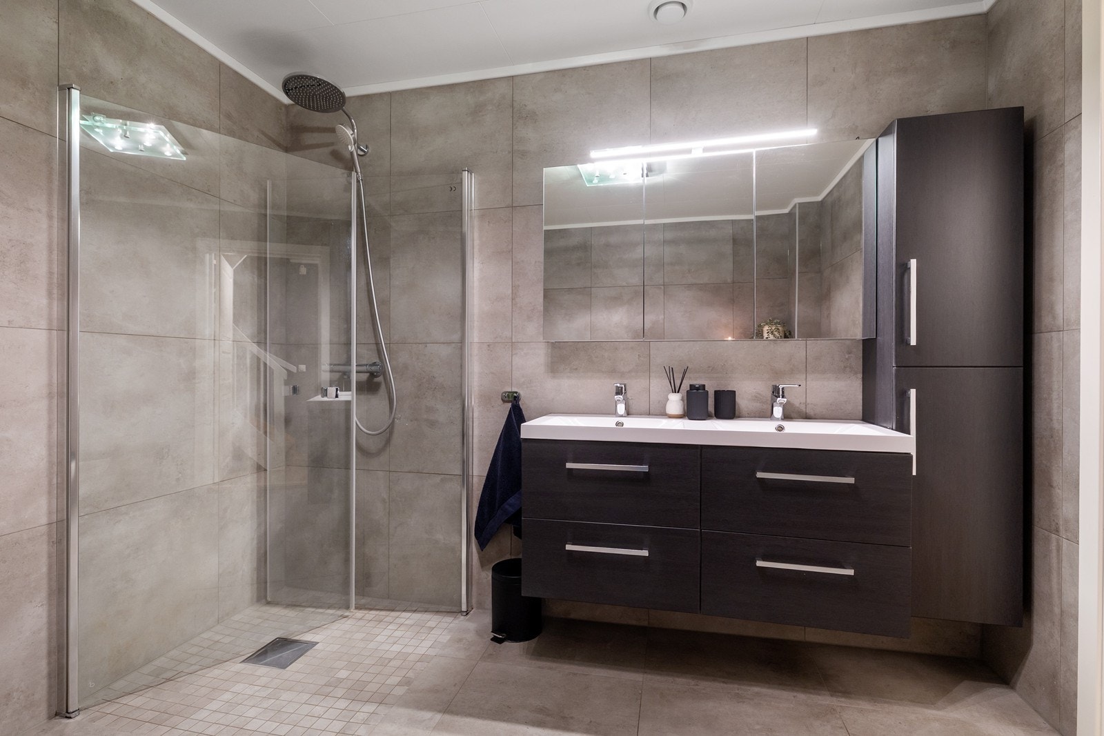 På badet er det et dusjhjørne med innfellbare glassdører, regnfallsdusj og hånddusj. Det er også opplegg for badekar. Galleribilde