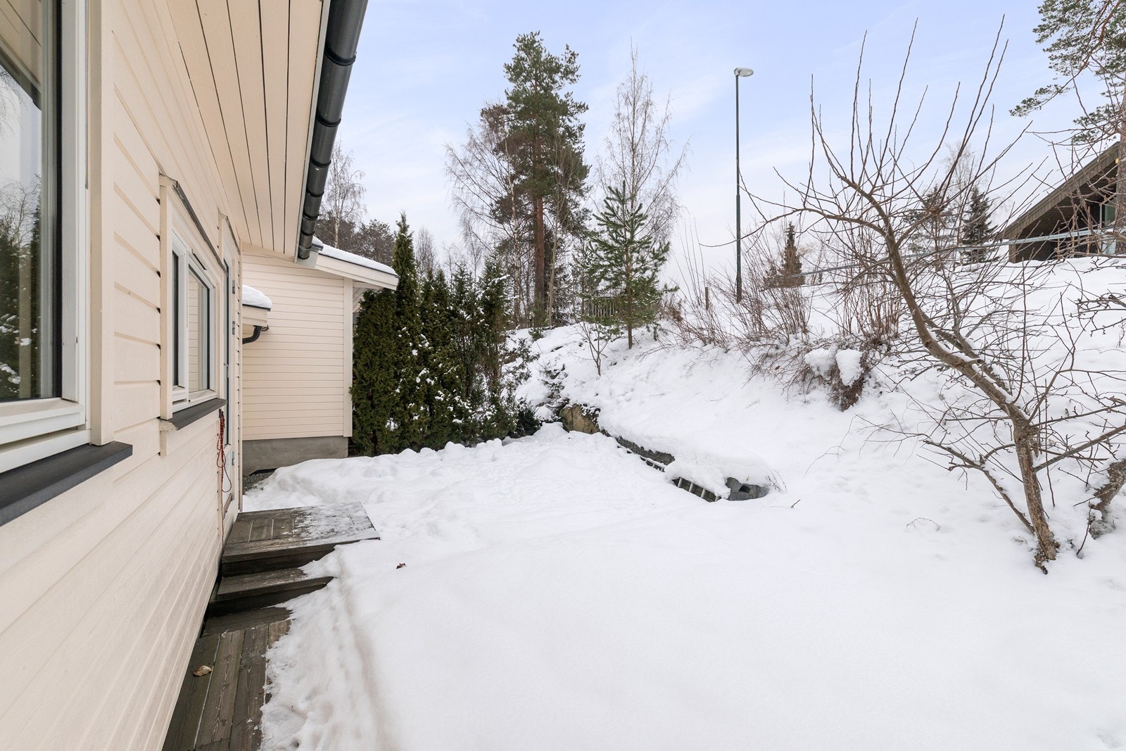 Uteområde med terrasseplatting i bakkant av boligen. Galleribilde