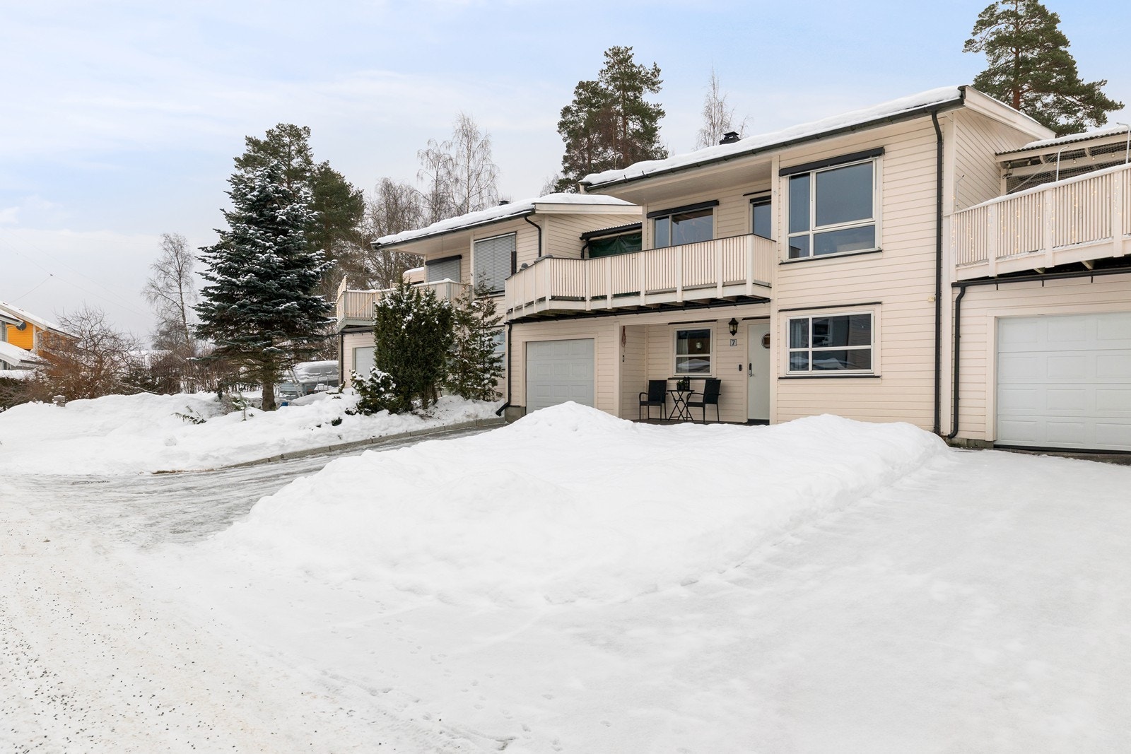 Det er tilhørende garasje, samt biloppstillingsmulighet også foran denne. Galleribilde