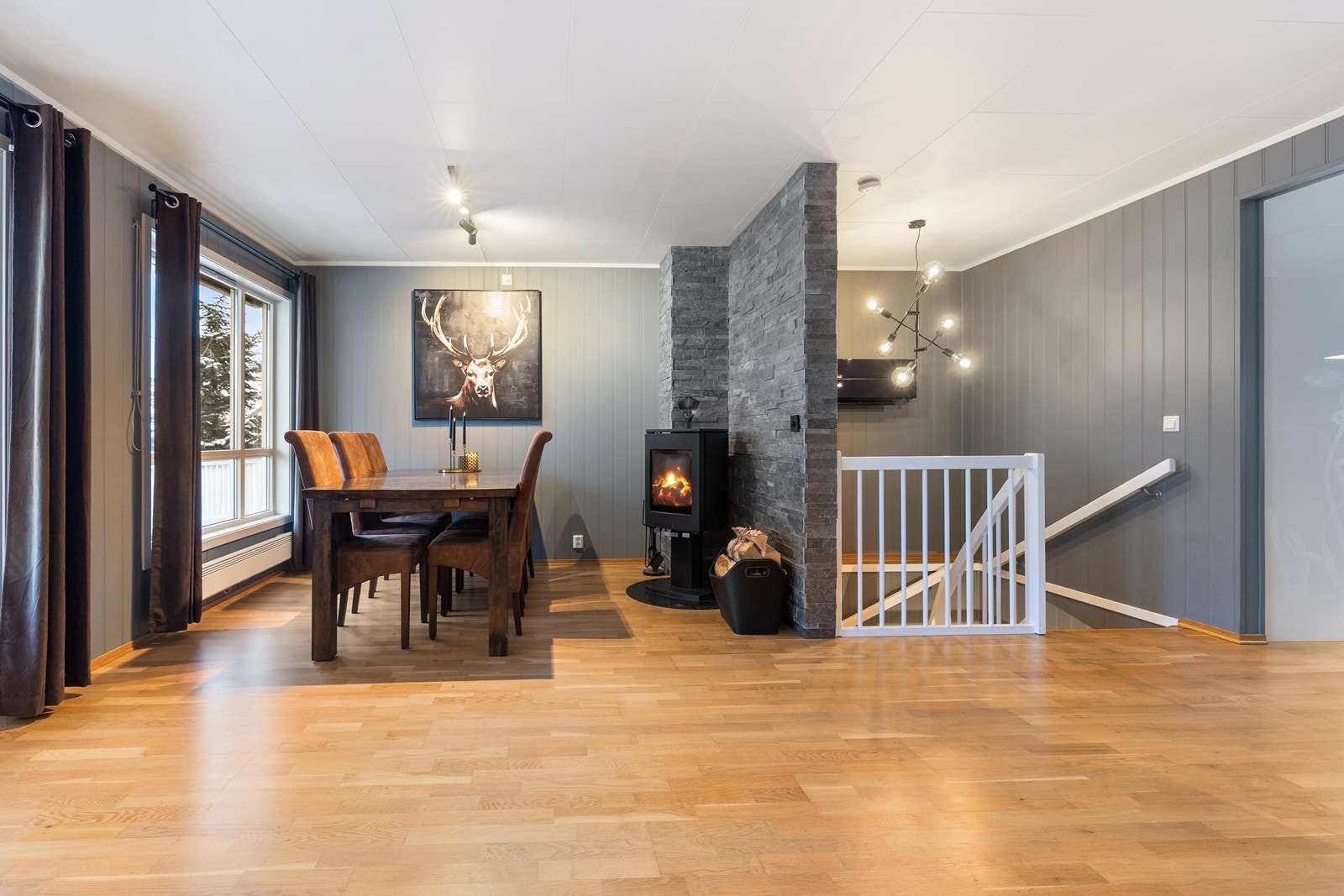 I 2. etasje er det en romslig stue med peisovn. Galleribilde