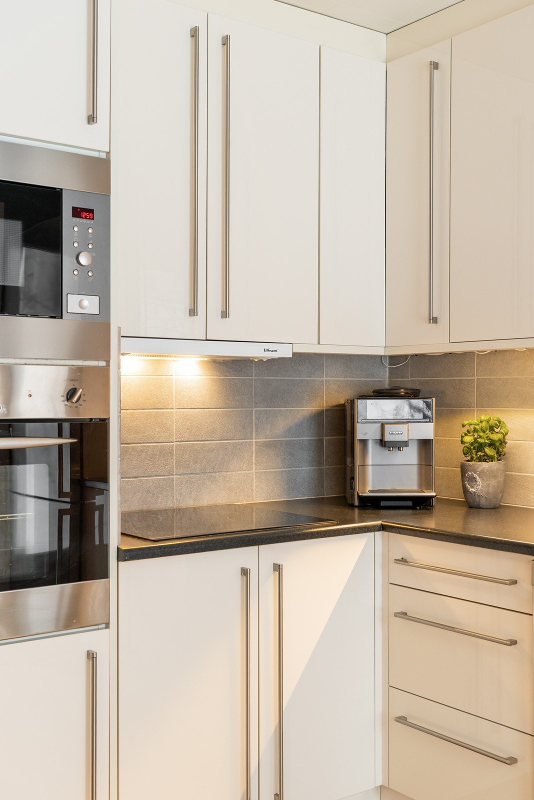 Det er belysning over benkeplate. Galleribilde