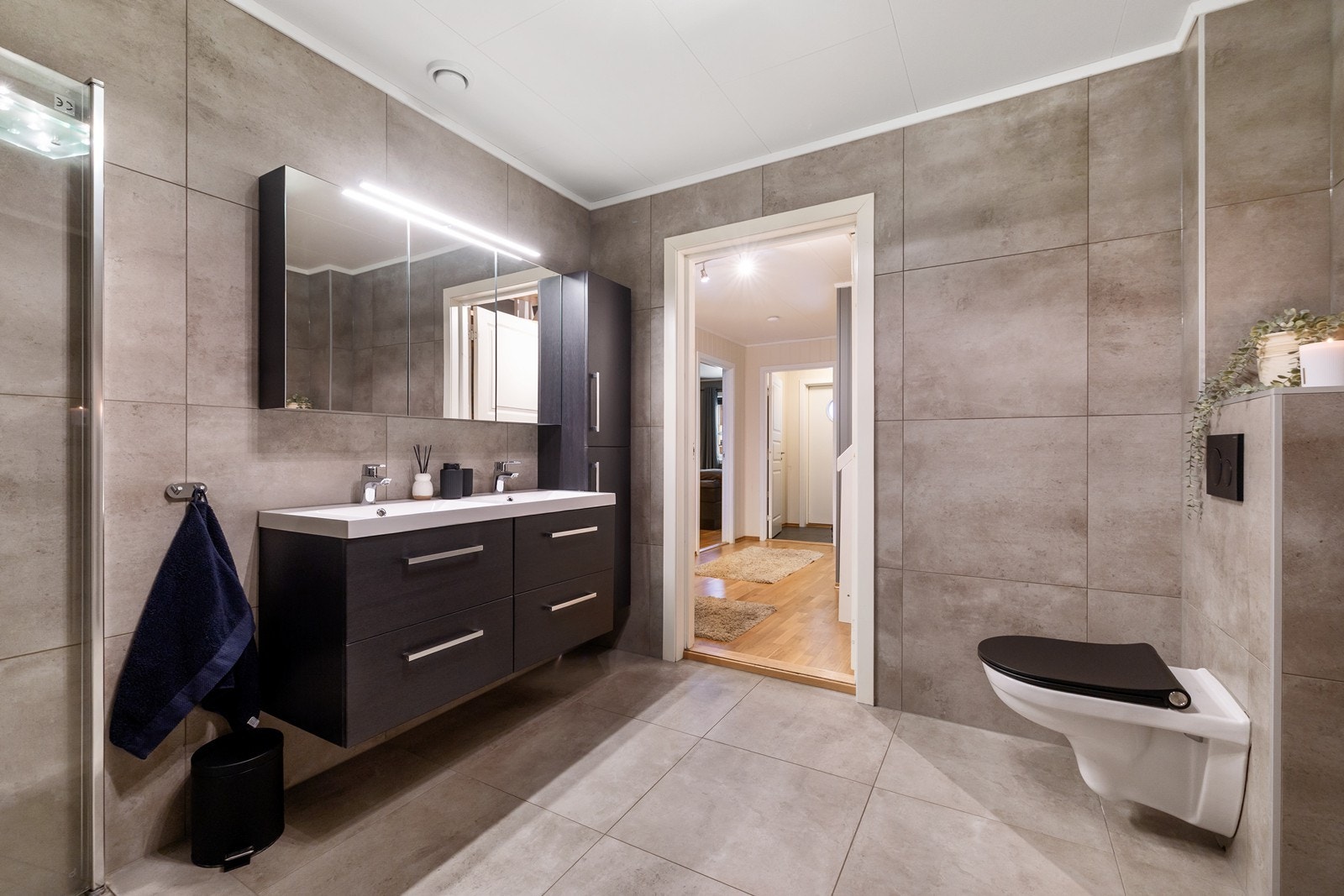 Badet er utstyrt med dobbelservant i baderomsinnredning, speilskap, vegghengt skap og vegghengt toalett. Galleribilde