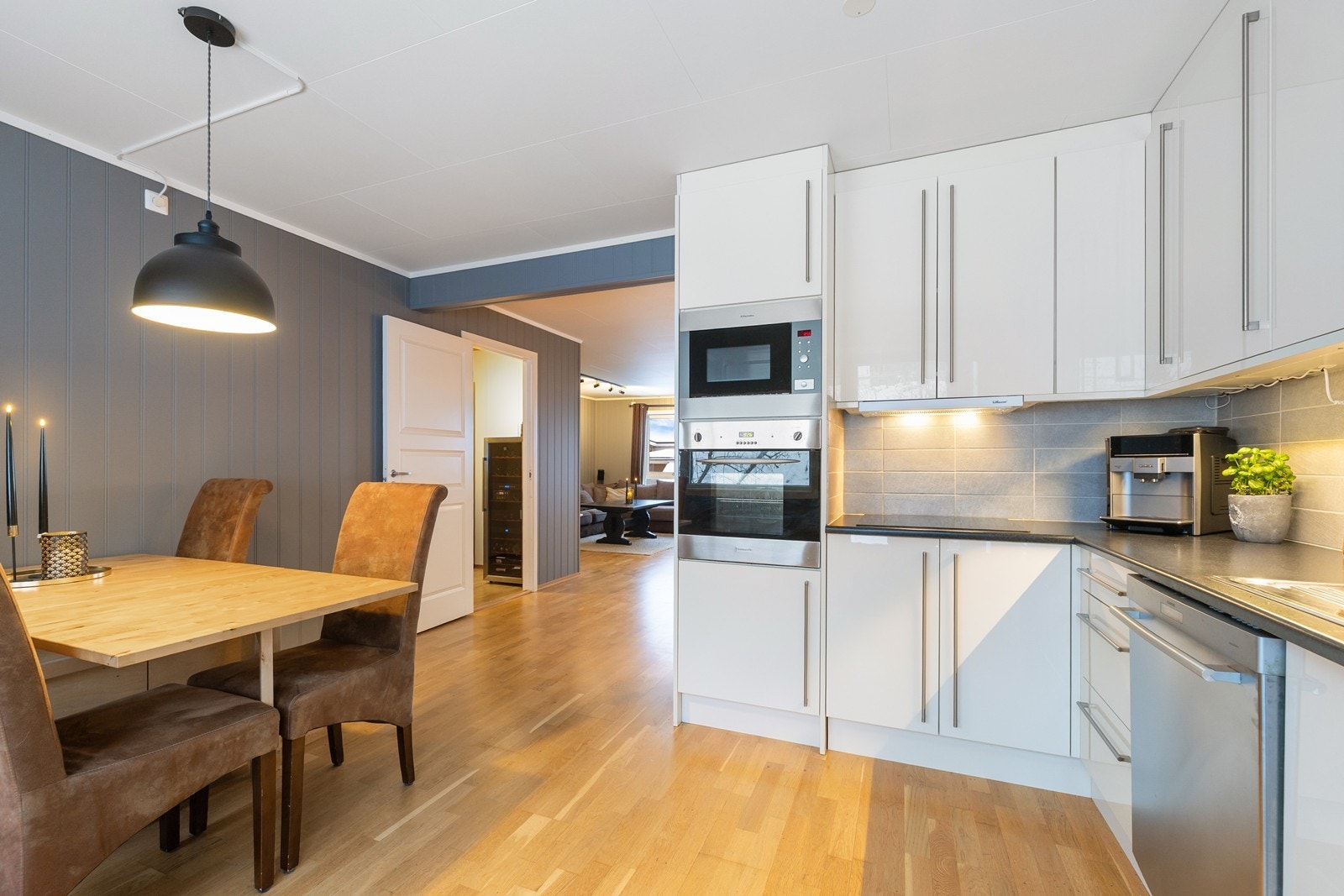 Kjøkkeninnredningen har lyse, glatte fronter og laminert benkeplate. Galleribilde