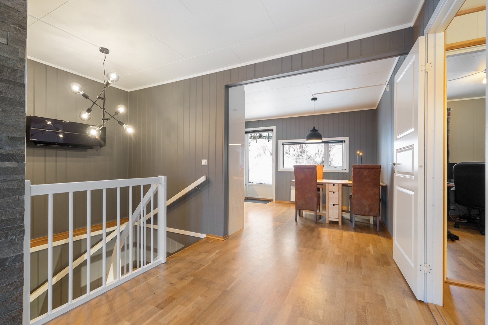 Det er montert luft til luft varmepumpe på veggen ved trappen. Galleribilde