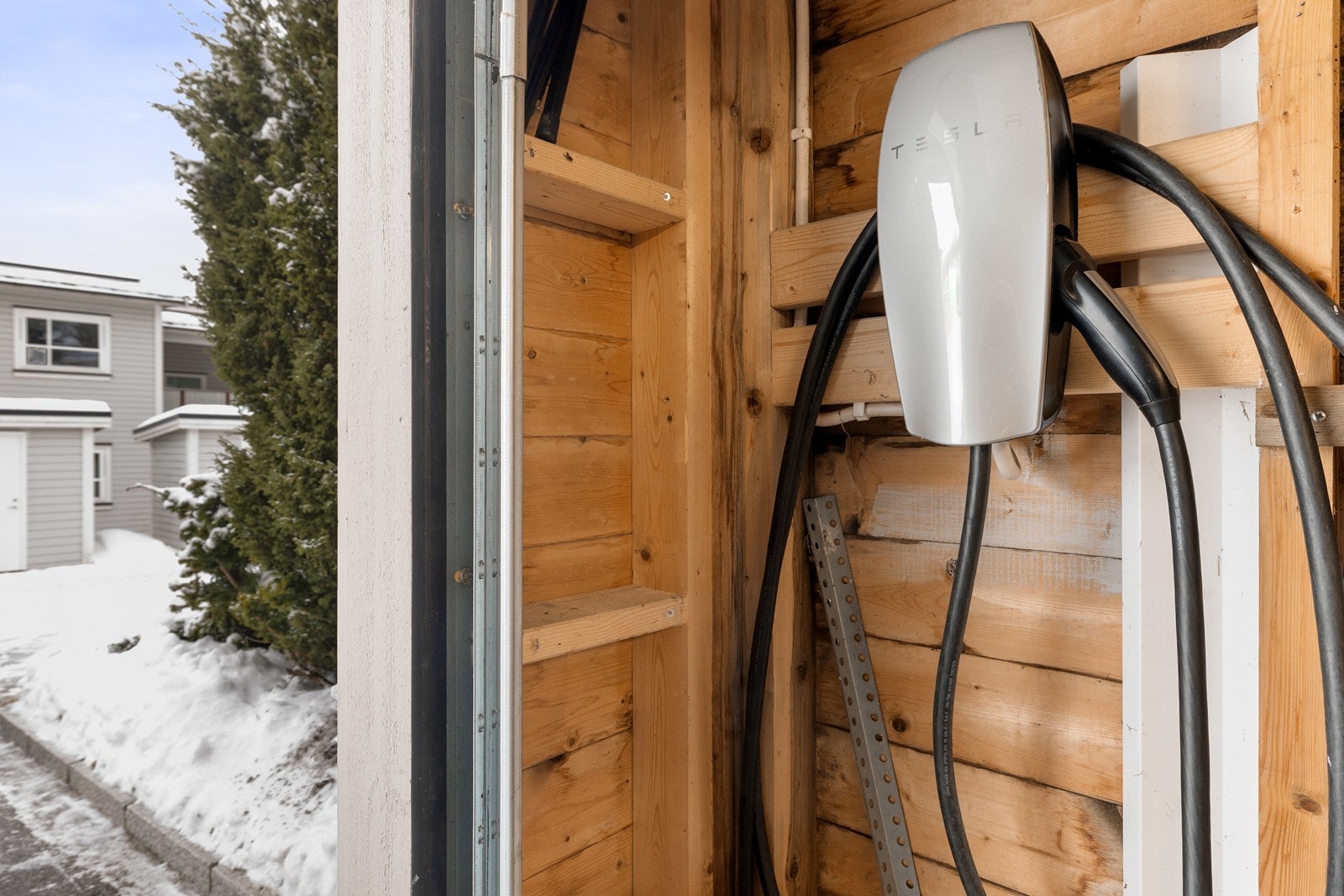 I garasjen er det montert Tesla el-bil lader. Galleribilde