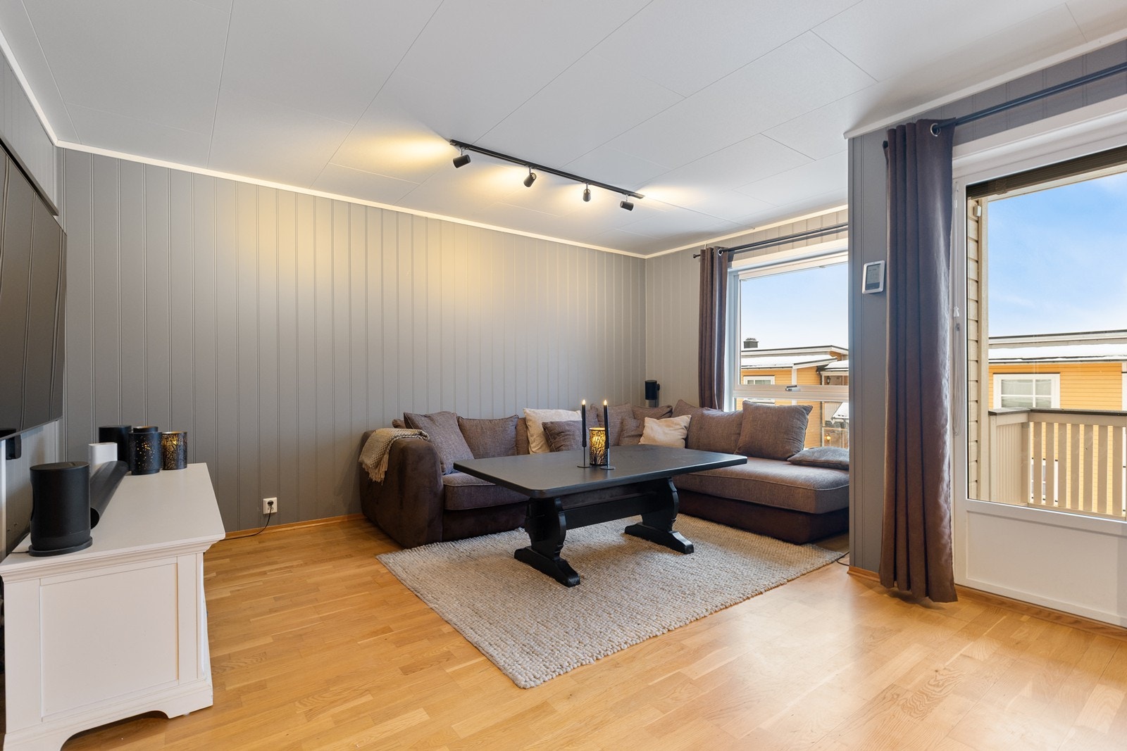 Stue med mye naturlig lys fra flere store vinduer. Galleribilde